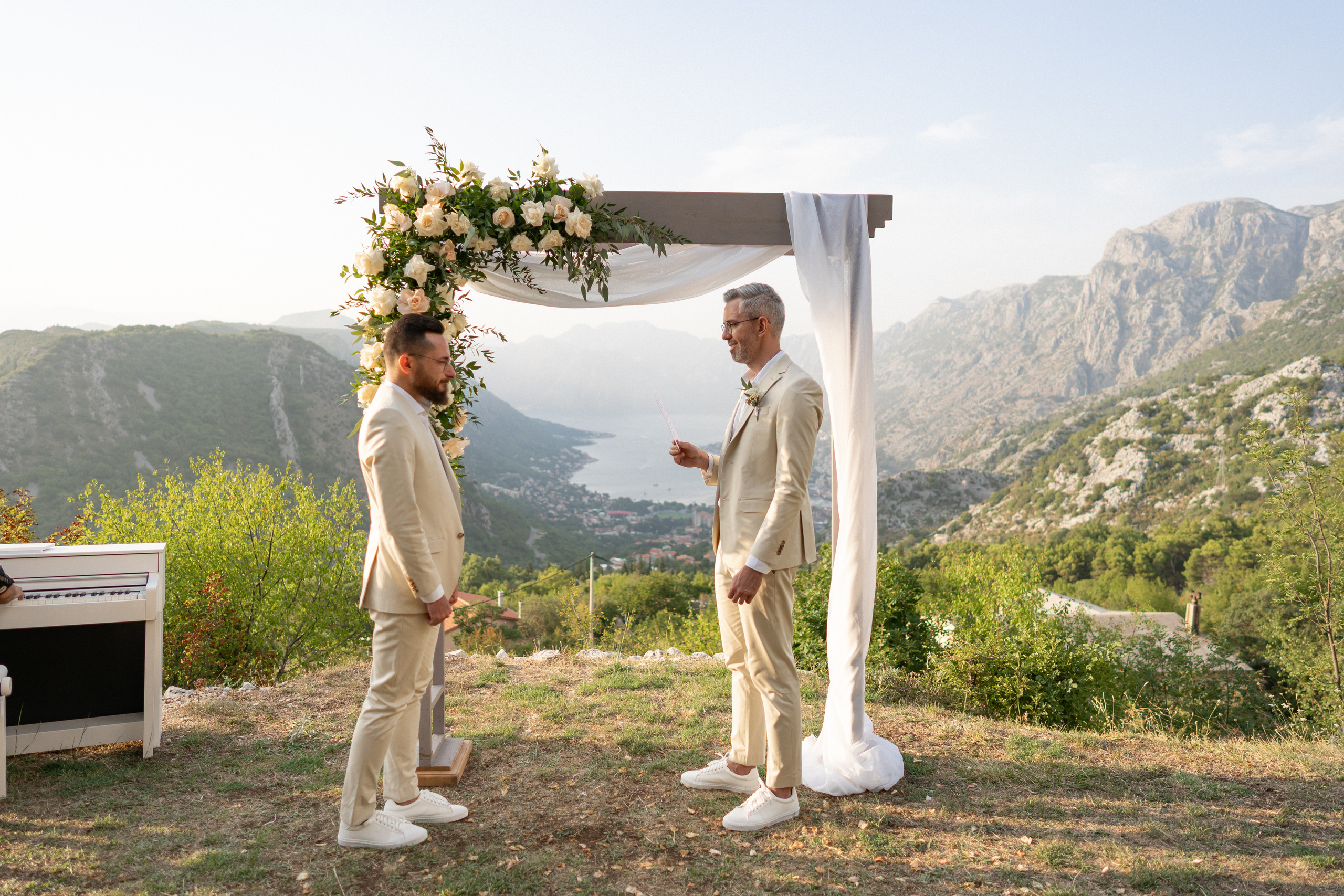 Однополая свадьба в Черногории с видом на Которский залив