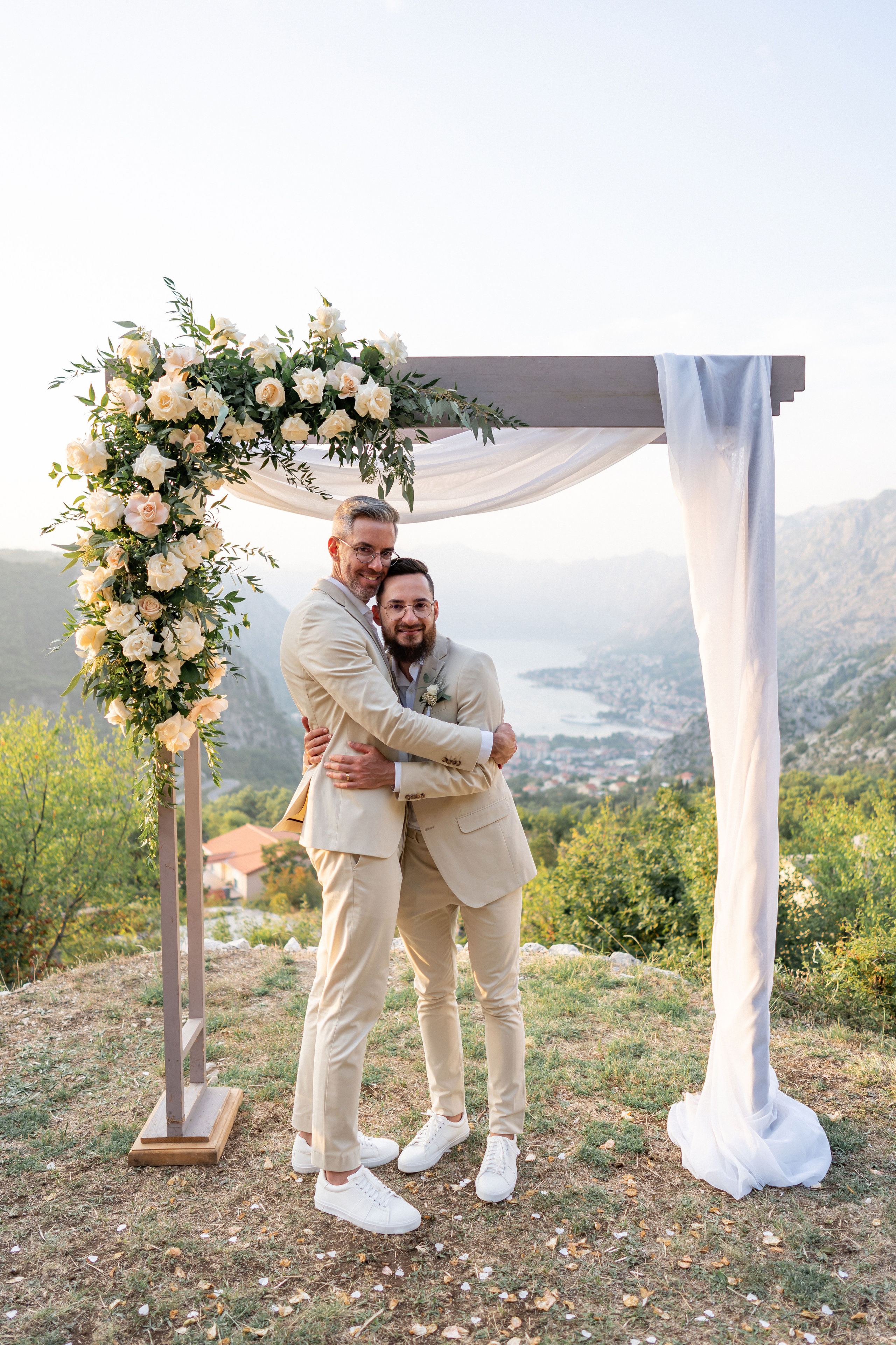 Однополая свадьба в Черногории с видом на Которский залив