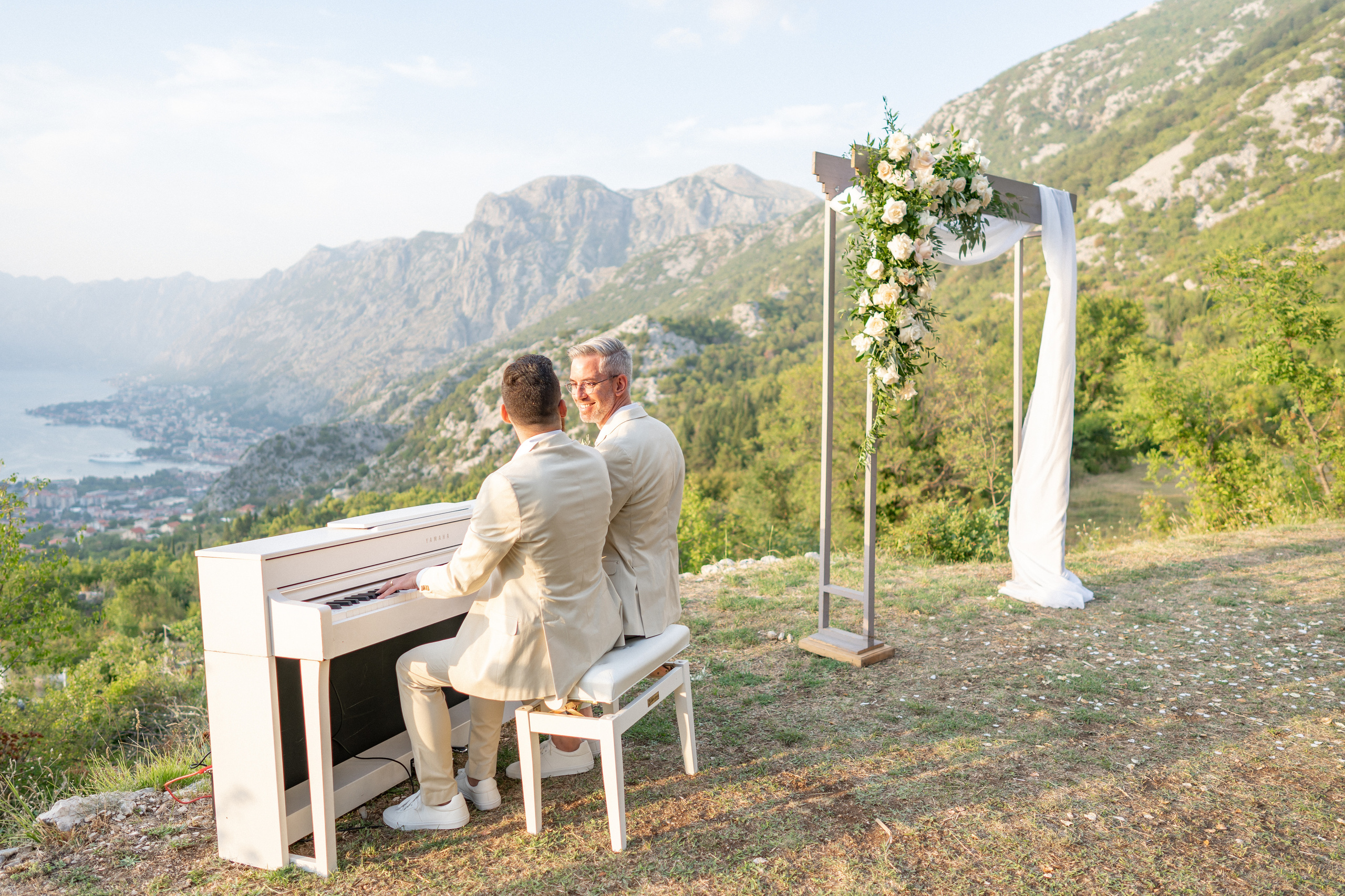 Однополая свадьба в Черногории с видом на Которский залив