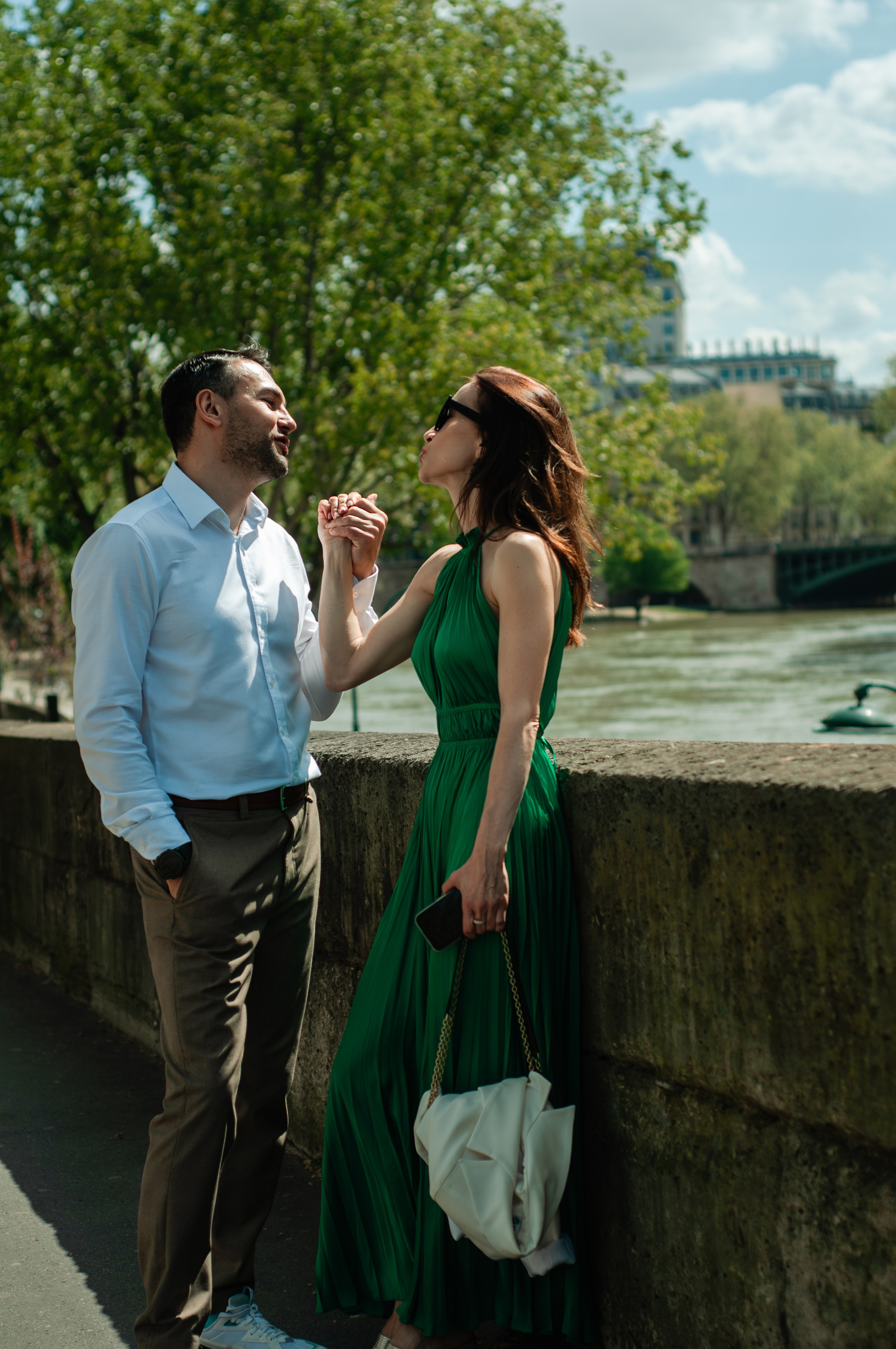 Couple photoshoot in blooming Marais. Paris photographer — Polina Osipova