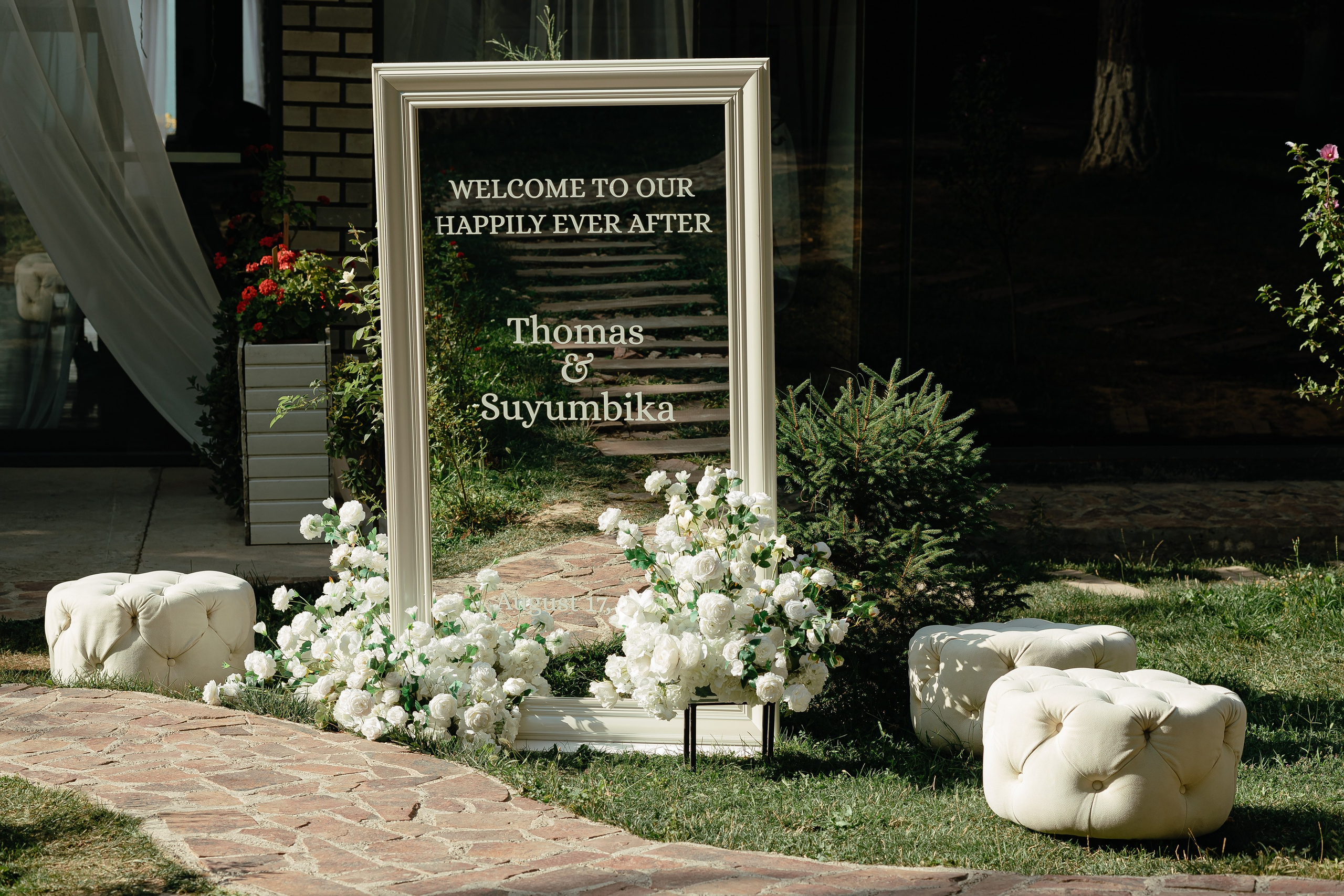 Thomas & Suyumbika. Главная