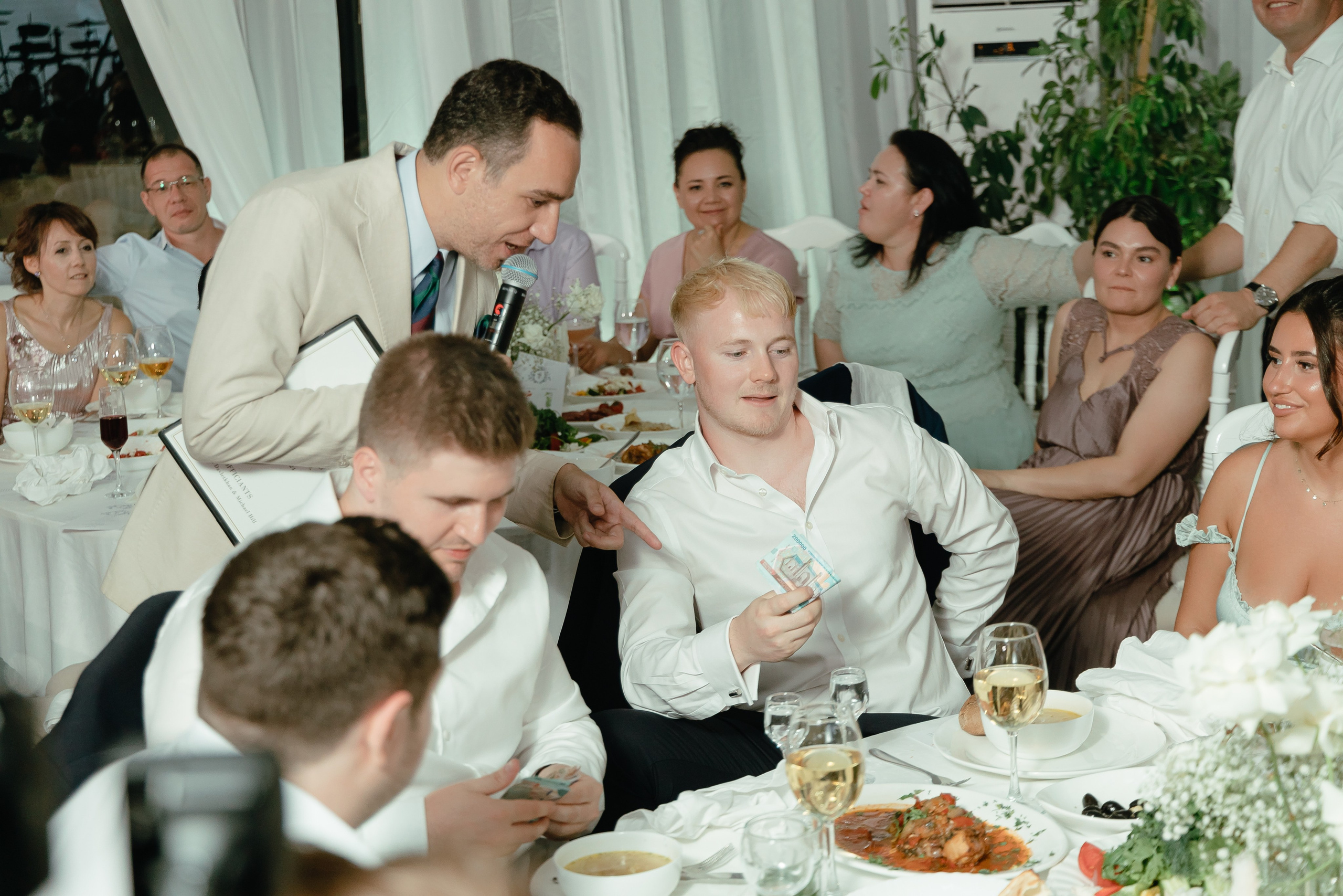 Thomas & Suyumbika. Главная