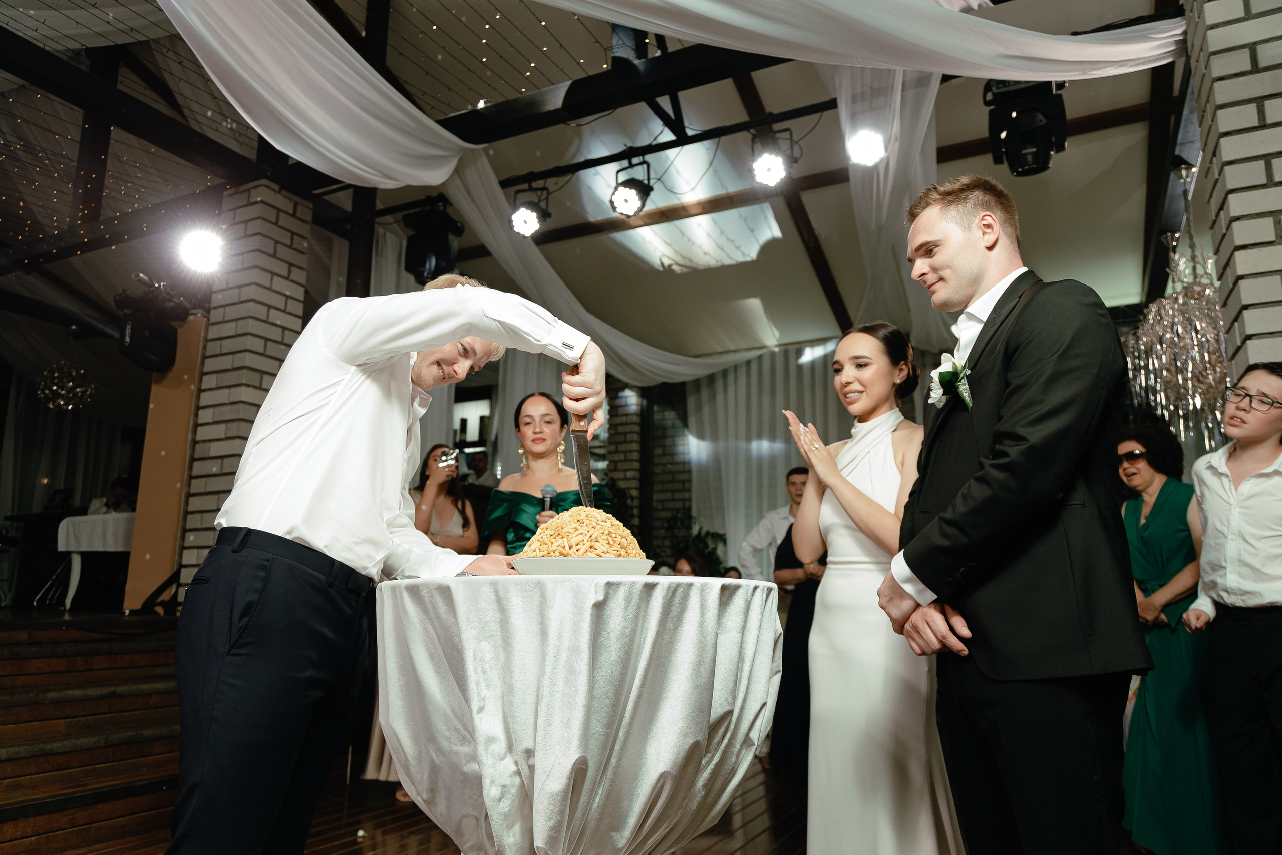 Thomas & Suyumbika. Главная