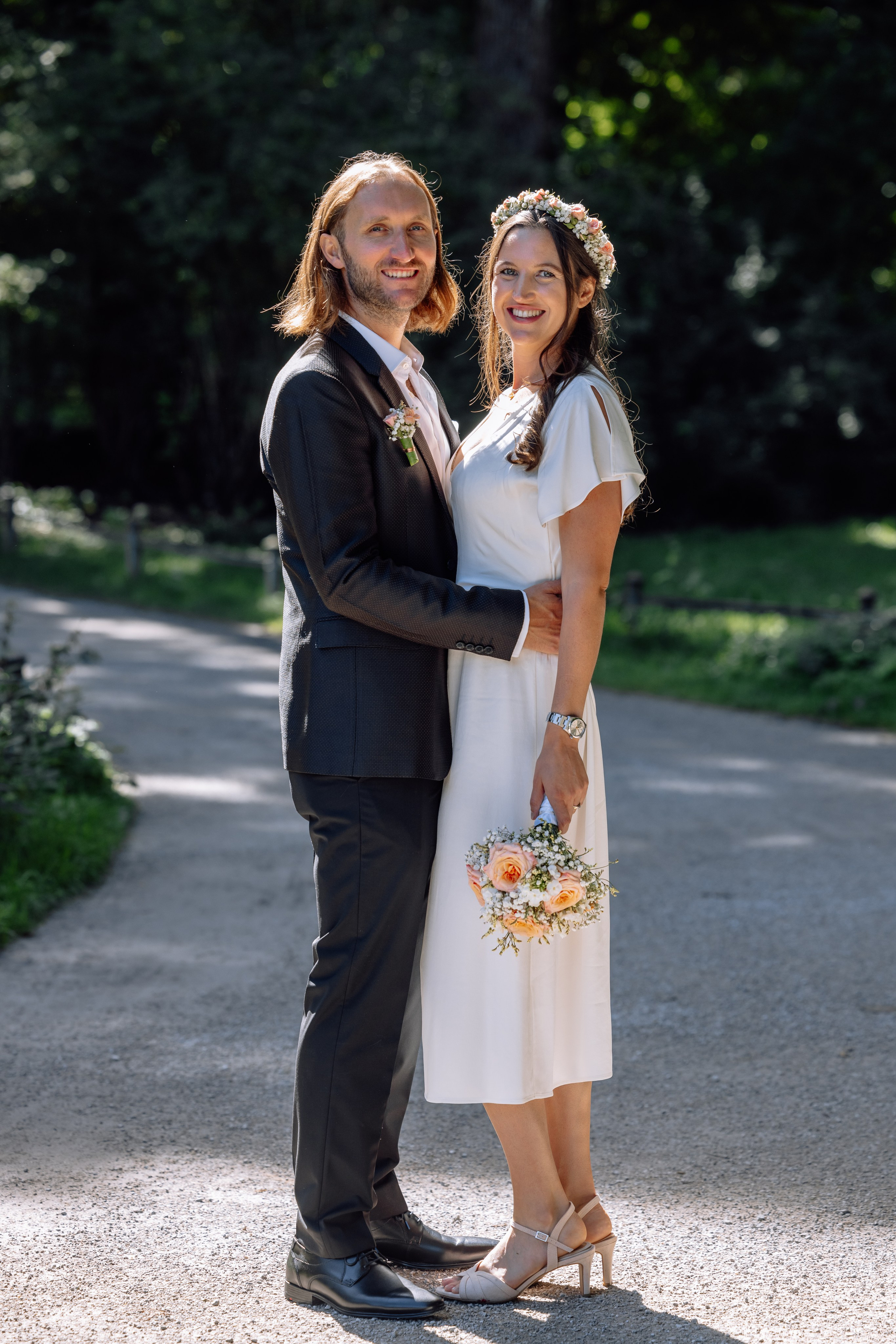 Glückliches Paar hält sich im Park fest