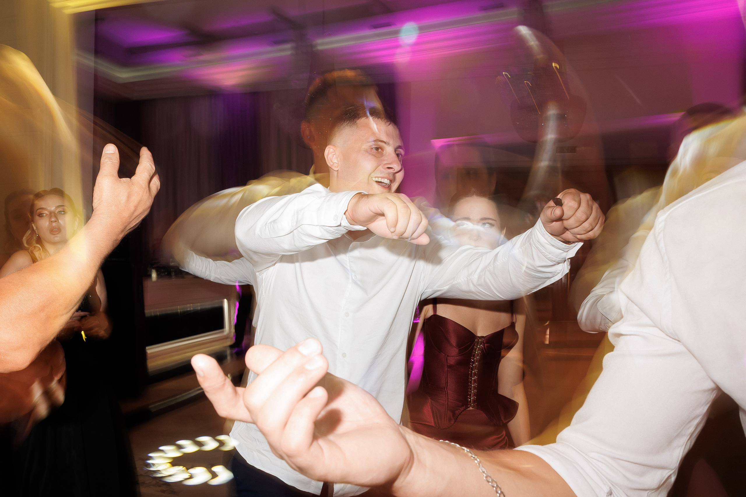 Eugen & Livia — Grand Elysee — Wedding Day. Servicii Foto și Video 067188353