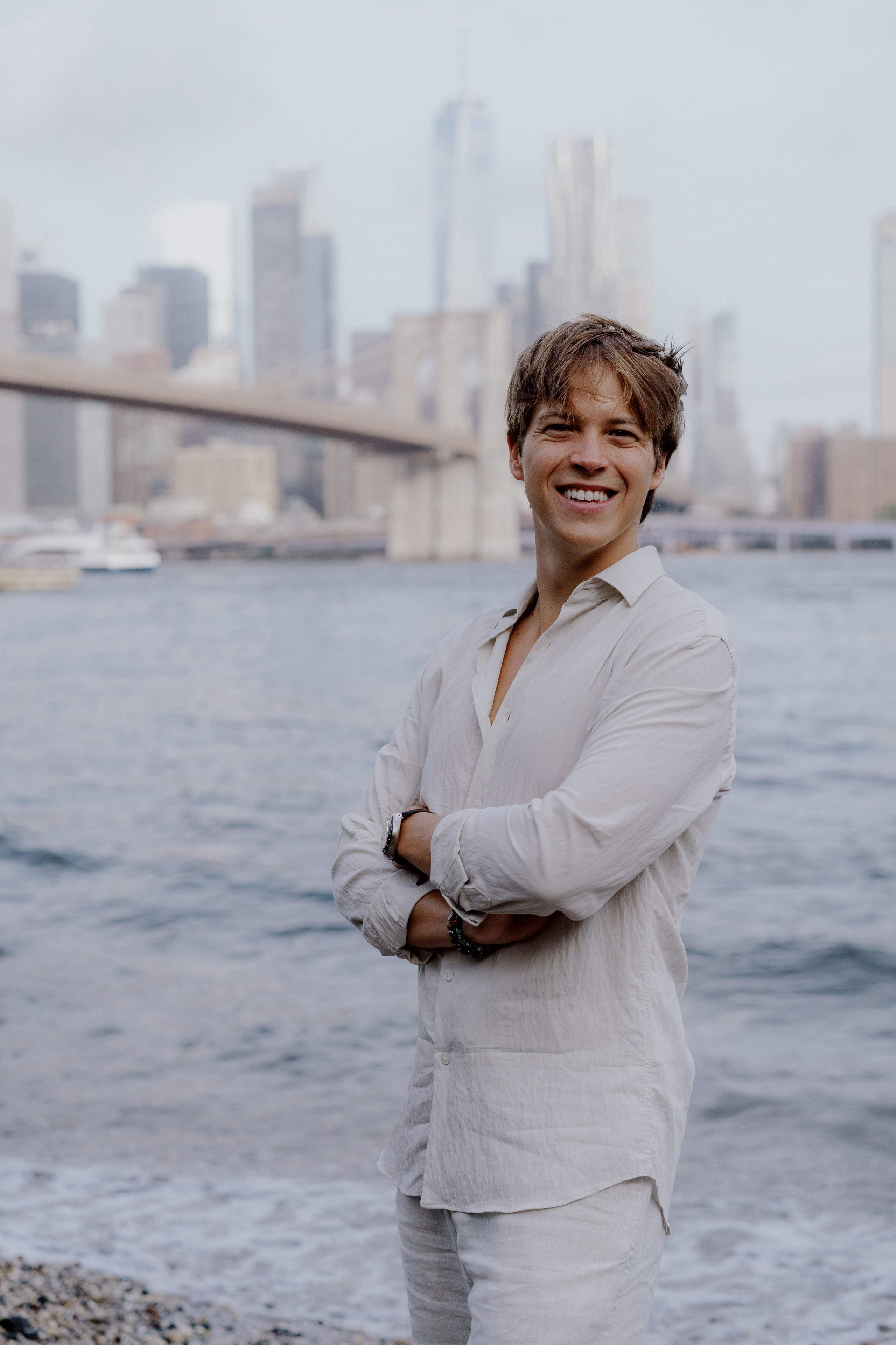 Couple in Dumbo and on the Brooklyn Bridge. Videographer and photographer in New York // MAKAROV.VIDEO