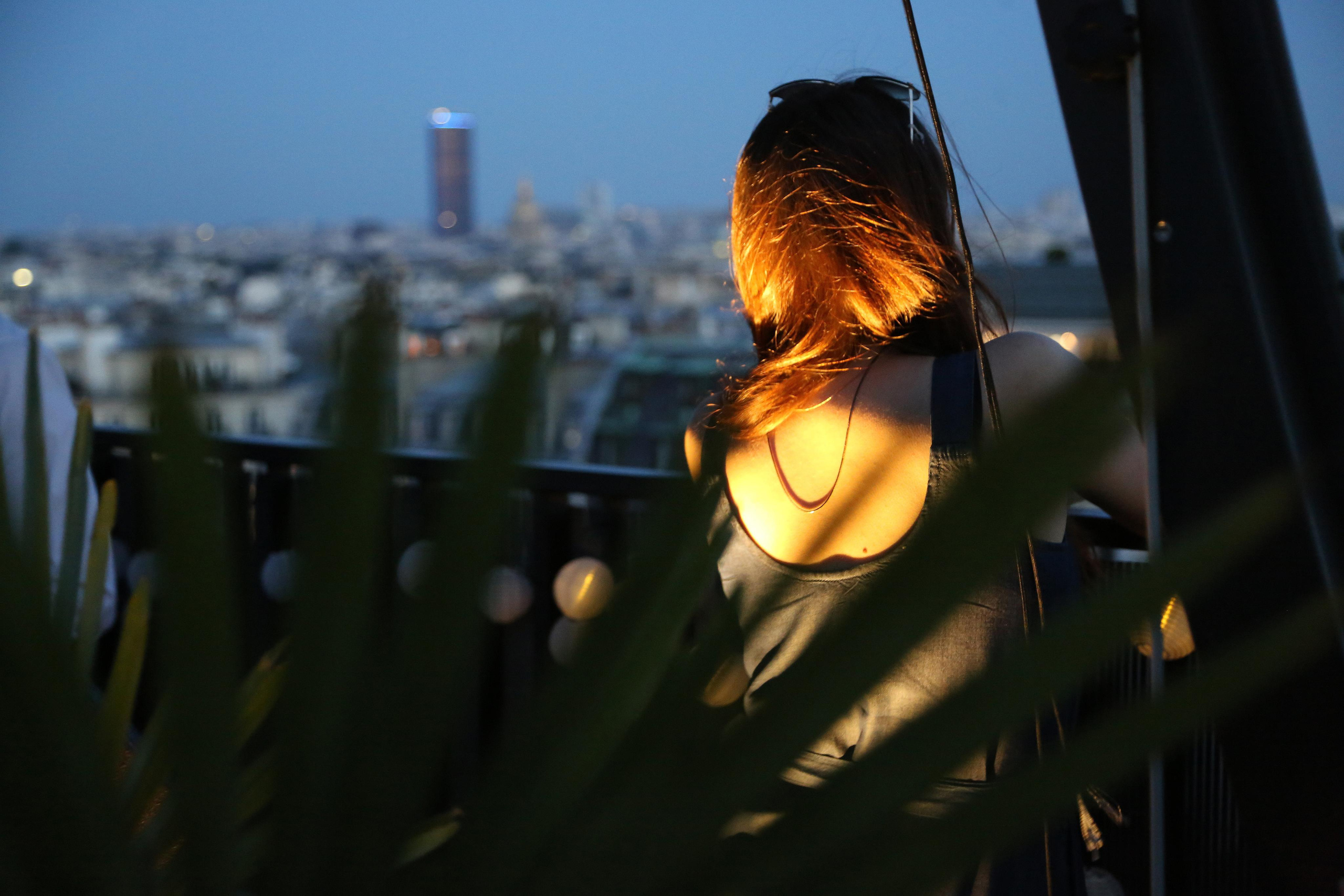 Sur les toits de Paris. Soirée. Natalia Bogdanovska. Films et photographie corporate en France