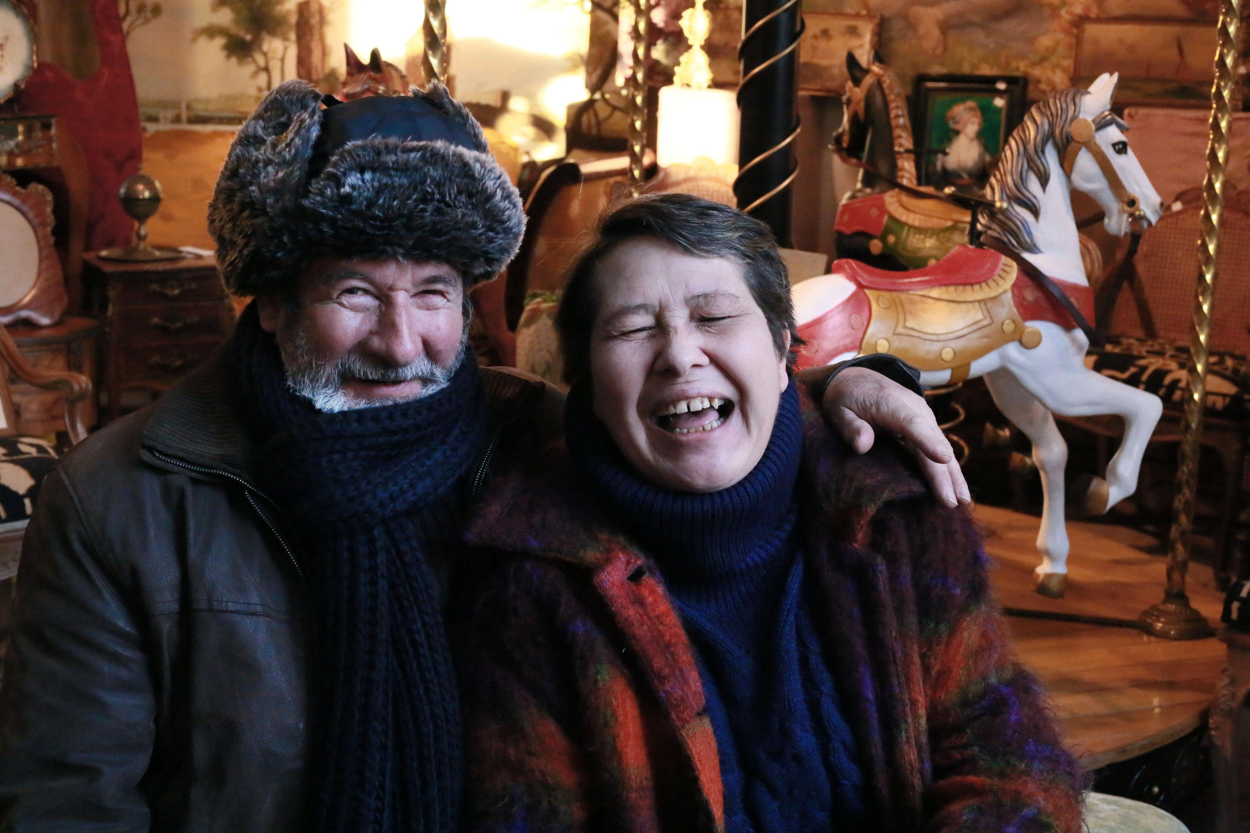 Un couple de marché aux puces 