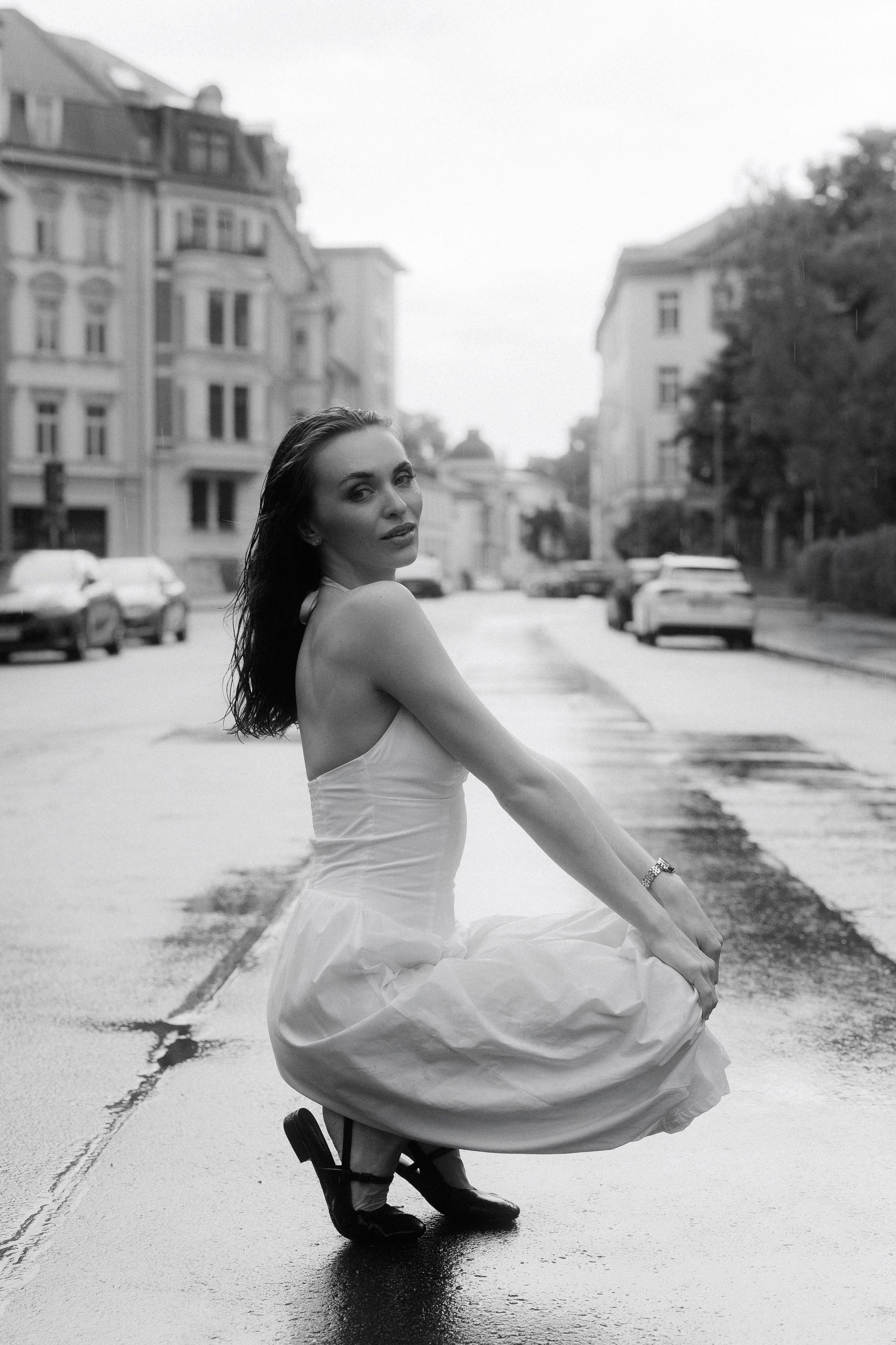 Between Rain and Light — Black & White Portrait Session in Leipzig. Кристина Кожельцова — чёрно-белая портретная фотография в Лейпциге. Германия