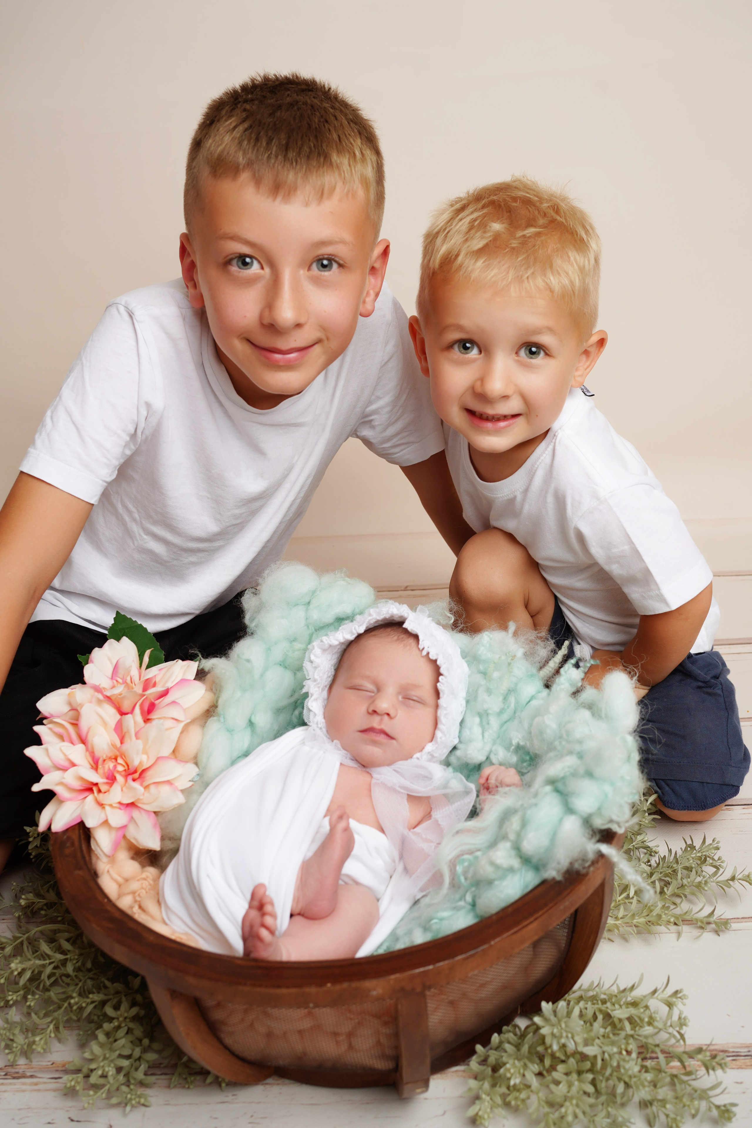 Eine liebevolle Umarmung zwischen Geschwistern zeigt die Bindung und Verbindung, die von Anfang an besteht