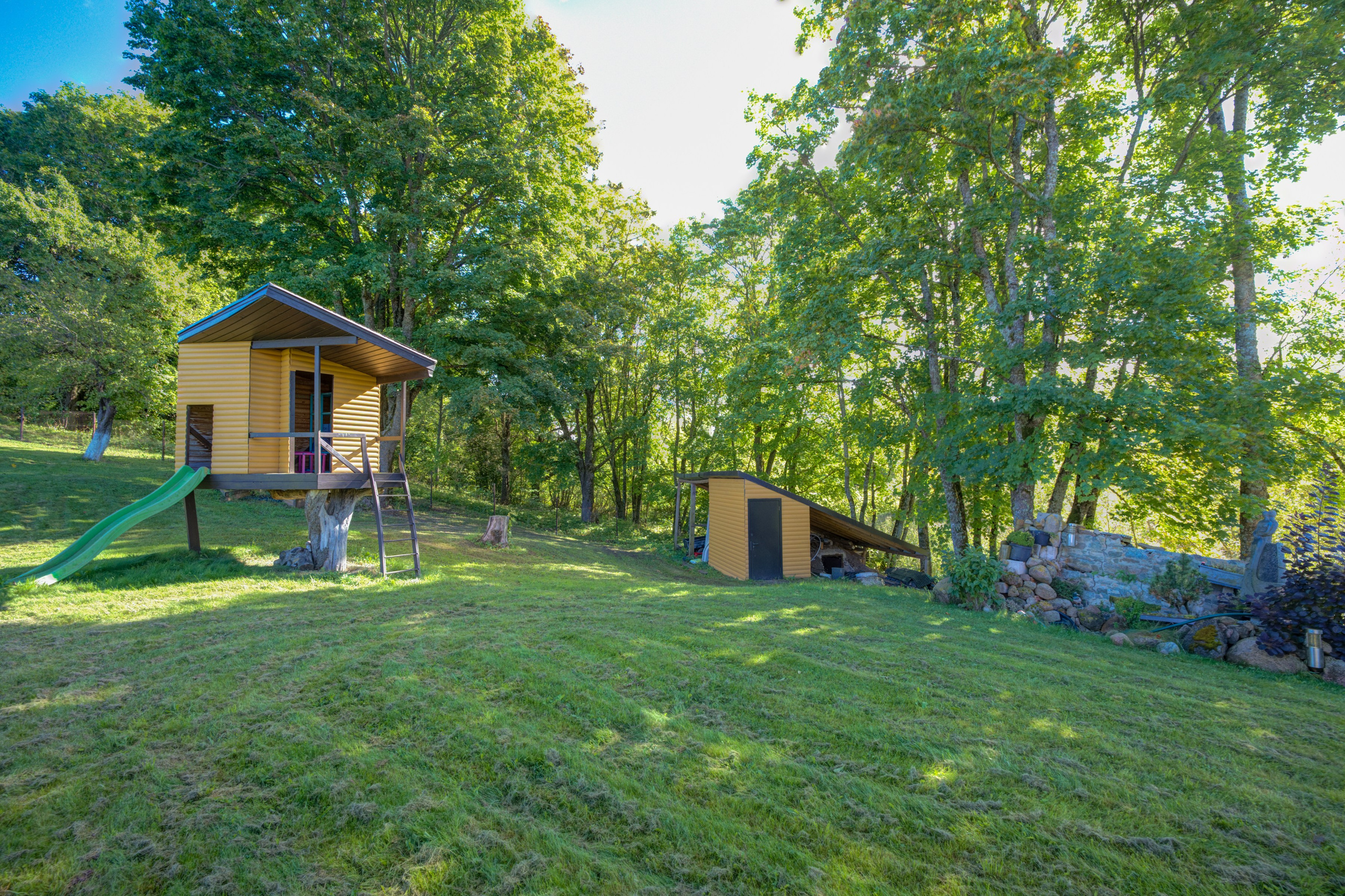 Sadyba Vinliaus r. prie ežero. Elina Sapiega fotografė Vilniuje