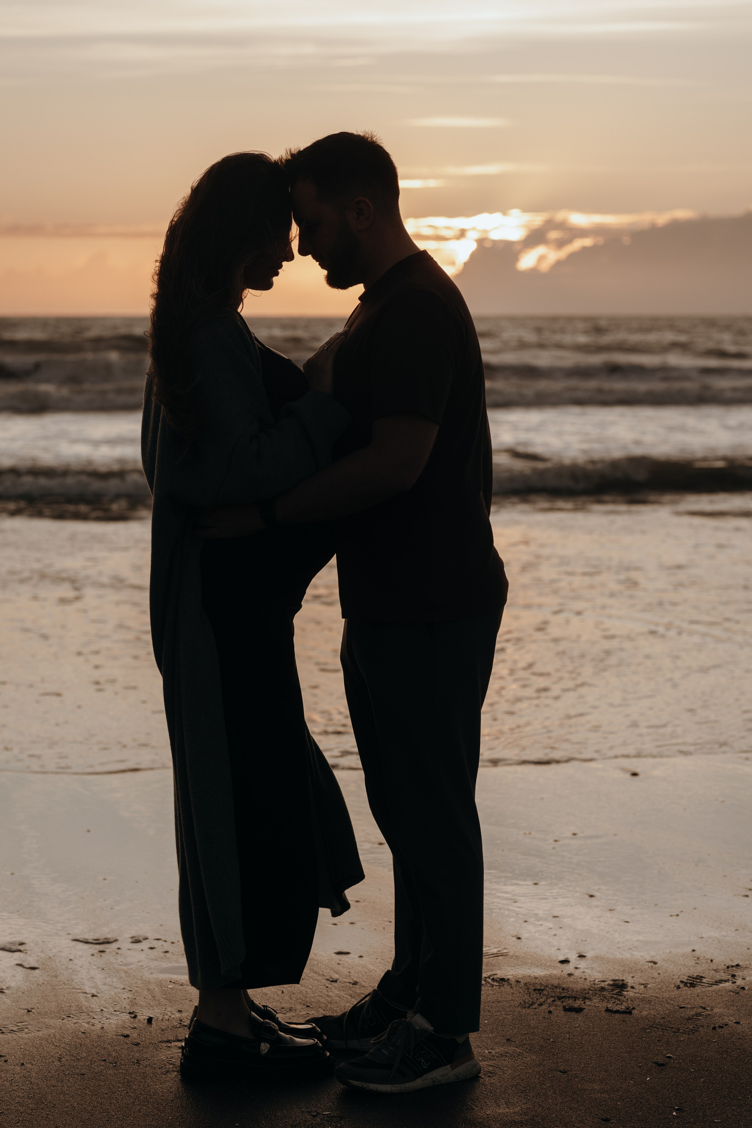 Sunset maternity photoshoot. Annah Louwagie — Lifestyle photographer for couples, families & brands | France & worldwide