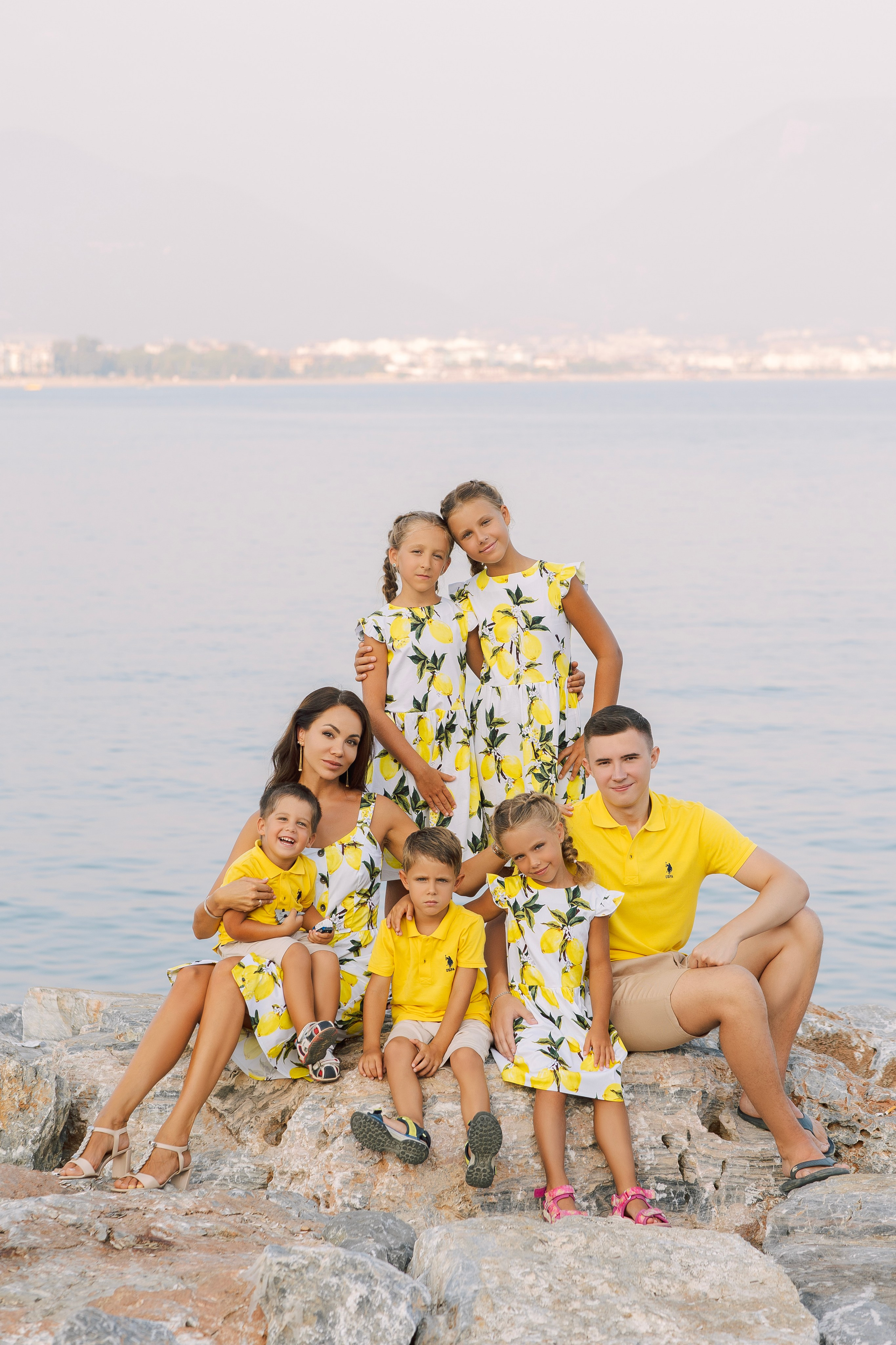 Фотограф в Алания. Фотосессия для большой и нарядной семьи в порту Аланьи.Семейная съемка в порту. Морская прогулка для всей семьи. Фотограф в Алании в Турции, Аланья, Сиде, Белек, Анталия, Кемер, Конаклы, Окурджалар. Фотосъемки в Алании. Фотосессия в Алания.Алсу Девели