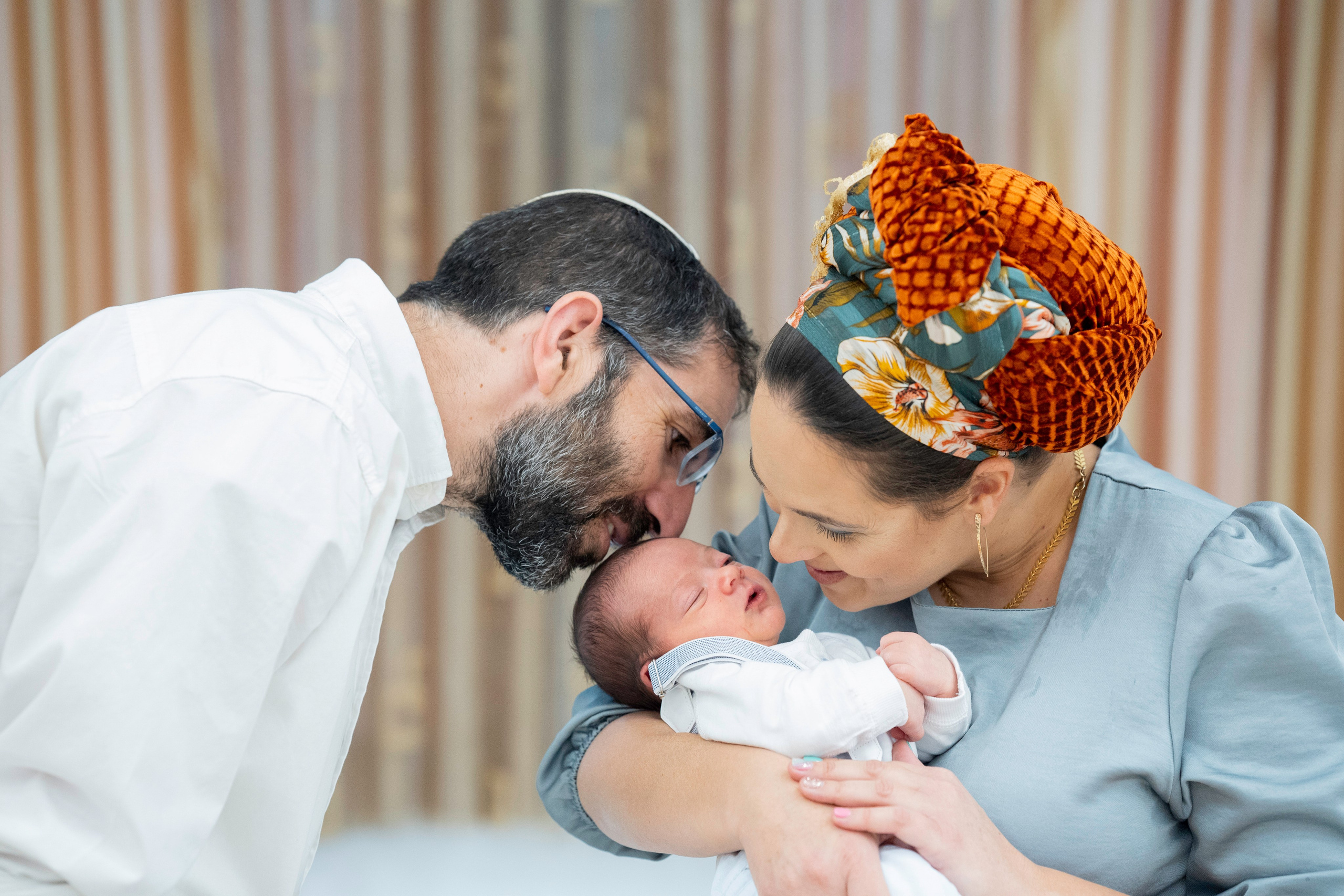 הברית של יוסף וחנה. יוסף מזרחי צילום חתונה, ברית וזוגיות. צלם מקצועי שאוהב להוציא אתכם הכי יפים ברגעים הכי מרגשים