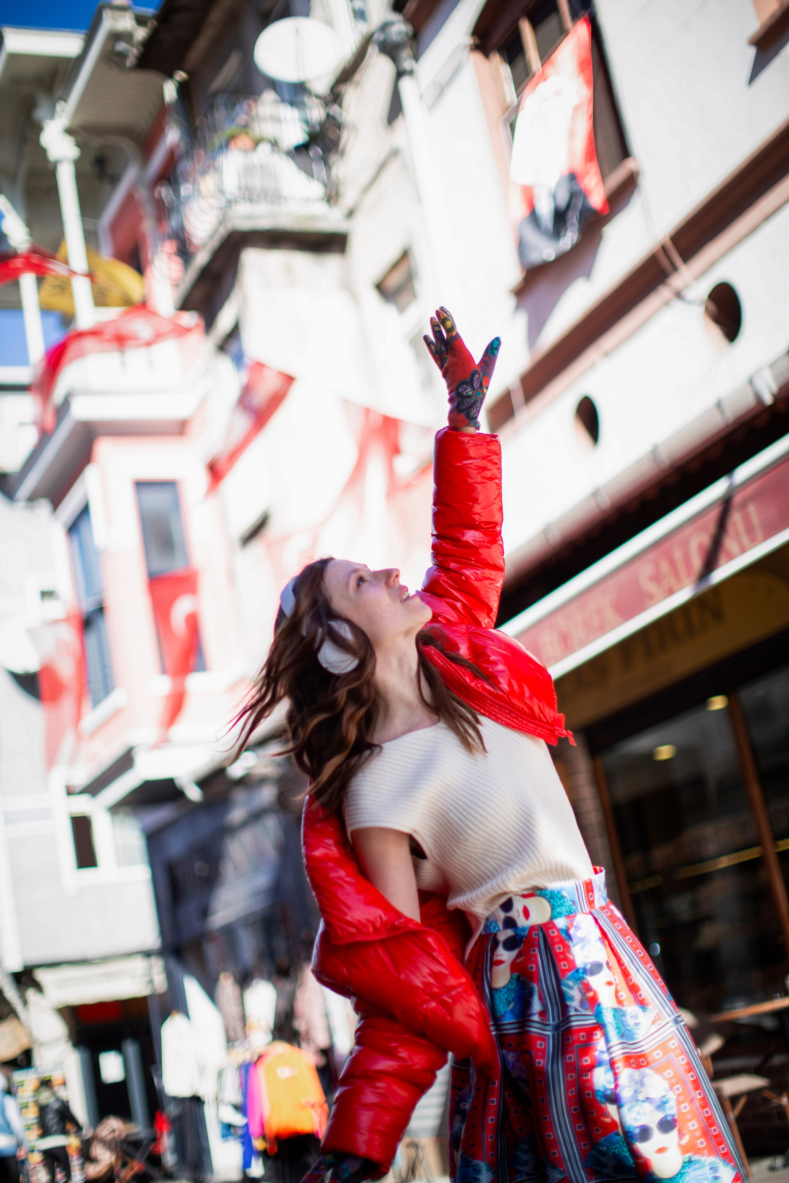 Лайф стаил фотосессия в Стамбуле. Девушка танцует 