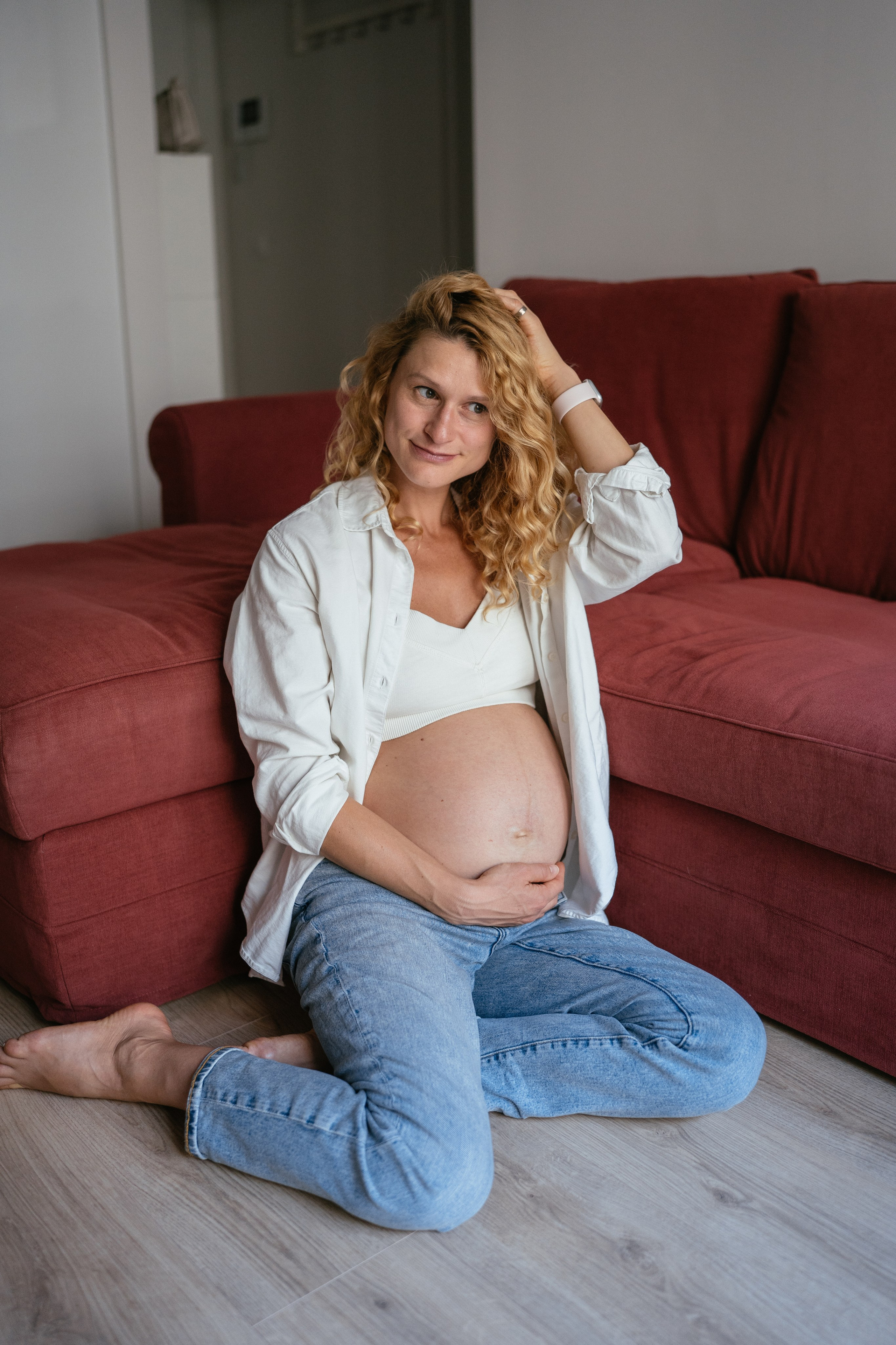 Candid pregnancy photoshoot in the park. Photographer in Madrid, Spain. Alyona Belyaninova