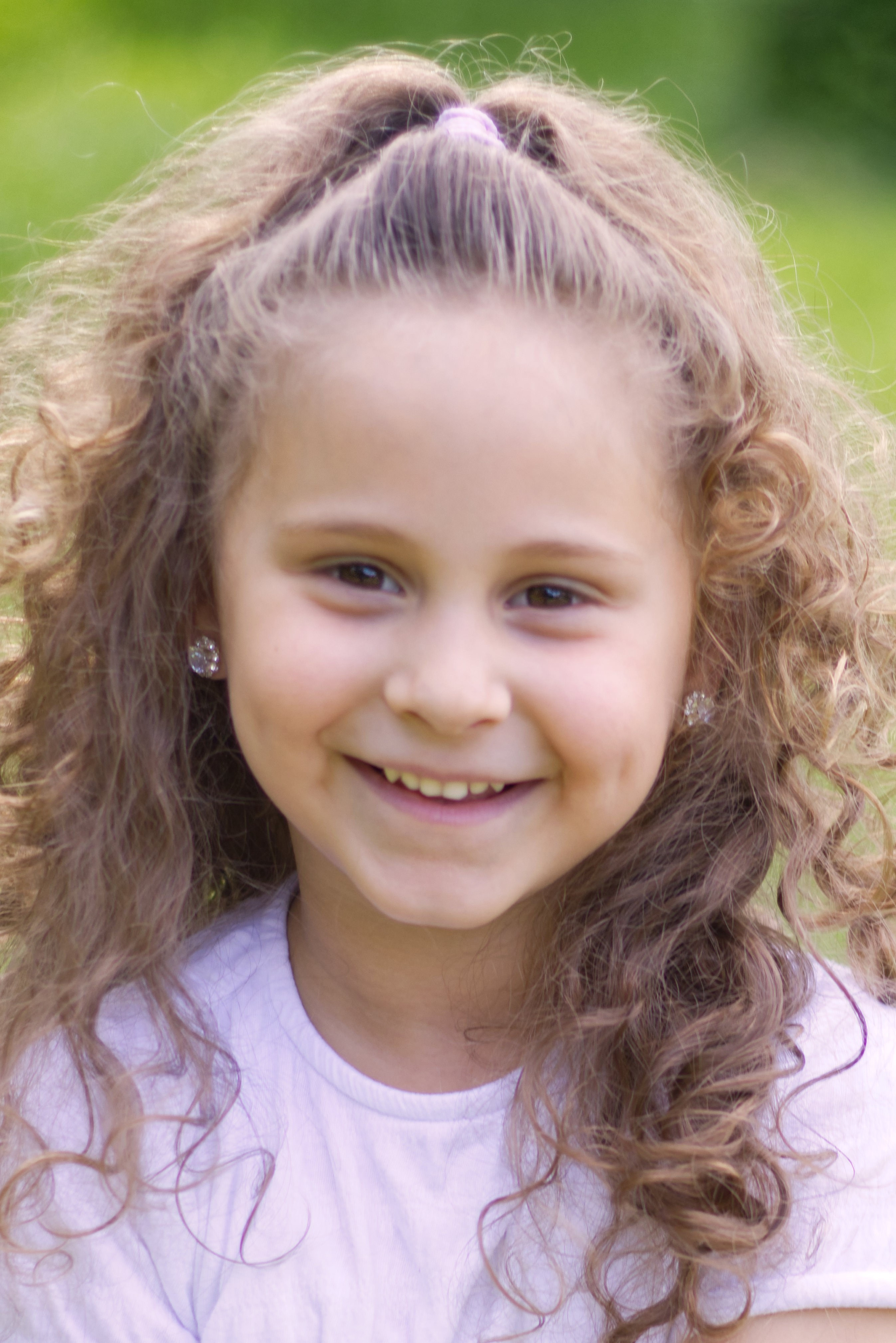 Mädchen mit Locken Kindergarten Kita Kindergartenkind Kindergartenfotografie Fotografie Jaddafotografie Kindergartenbretzfeld Bretzfeld Heilbronn Öhringen Ilsfeld Kitafotografie Kindergartenfotografin