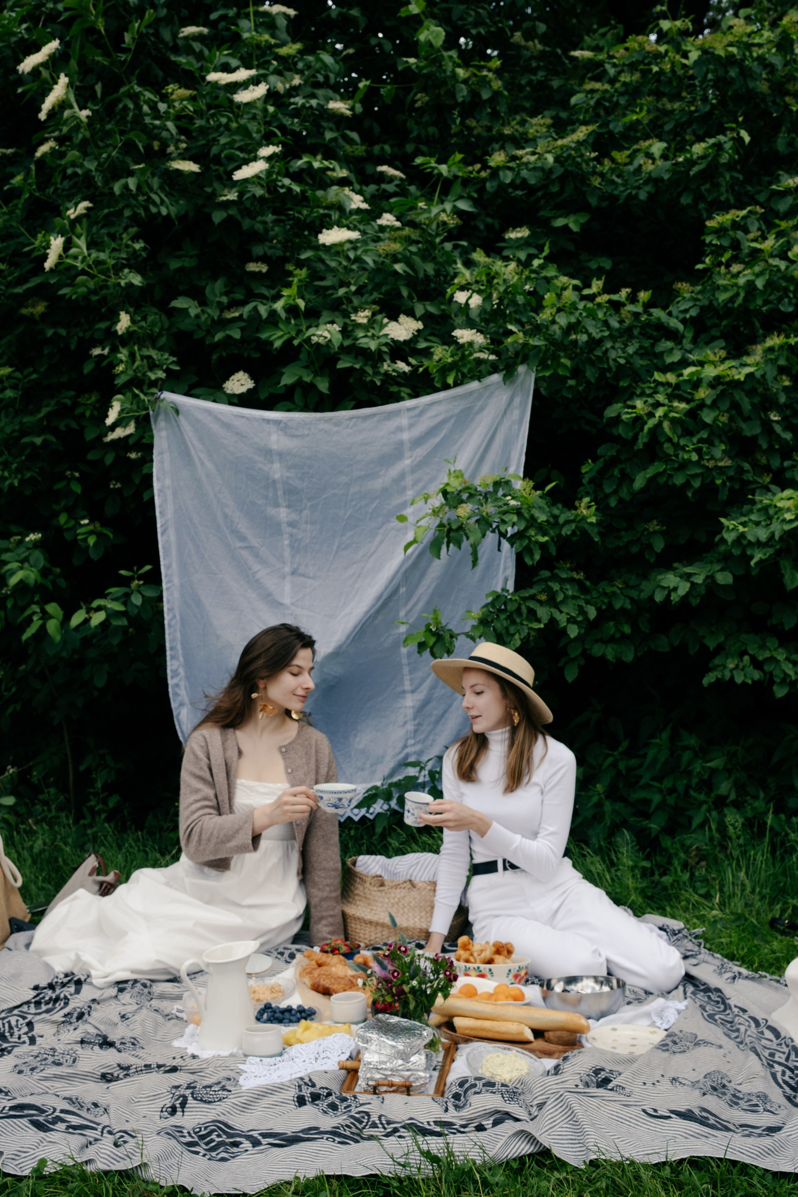 Girls Picnic photoshoot. Professional Photographer in Berlin — Portraits, Love Story, Events, F