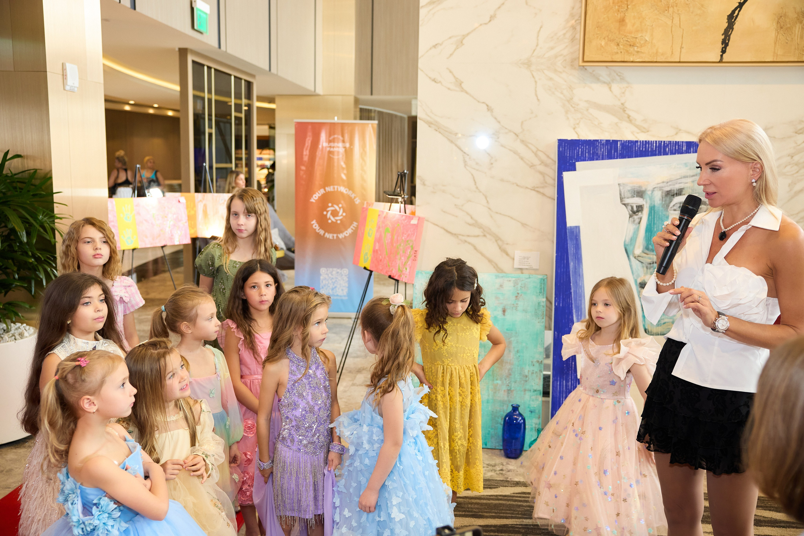 Авторская благотворительная художественная выставка Дианы Бортник. Фотограф Юлия Маковеева