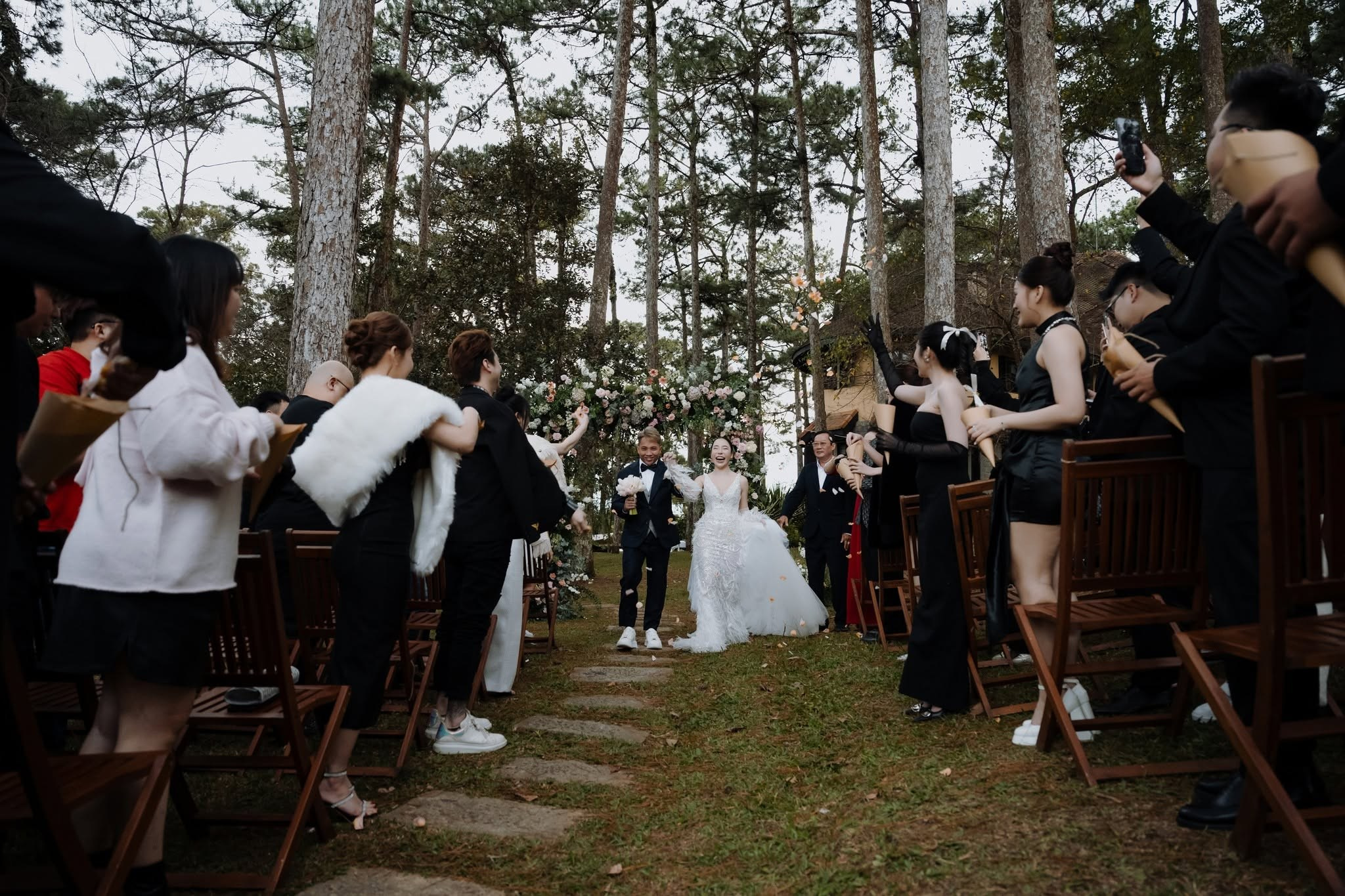 𝐃𝐄𝐍𝐍𝐈𝐒 ⓐⓝⓓ 𝐓𝐈𝐍𝐘/Destination Wedding. Nhiếp ảnh gia đám cưới hàng đầu tại Thành Phố Hồ Chí Minh