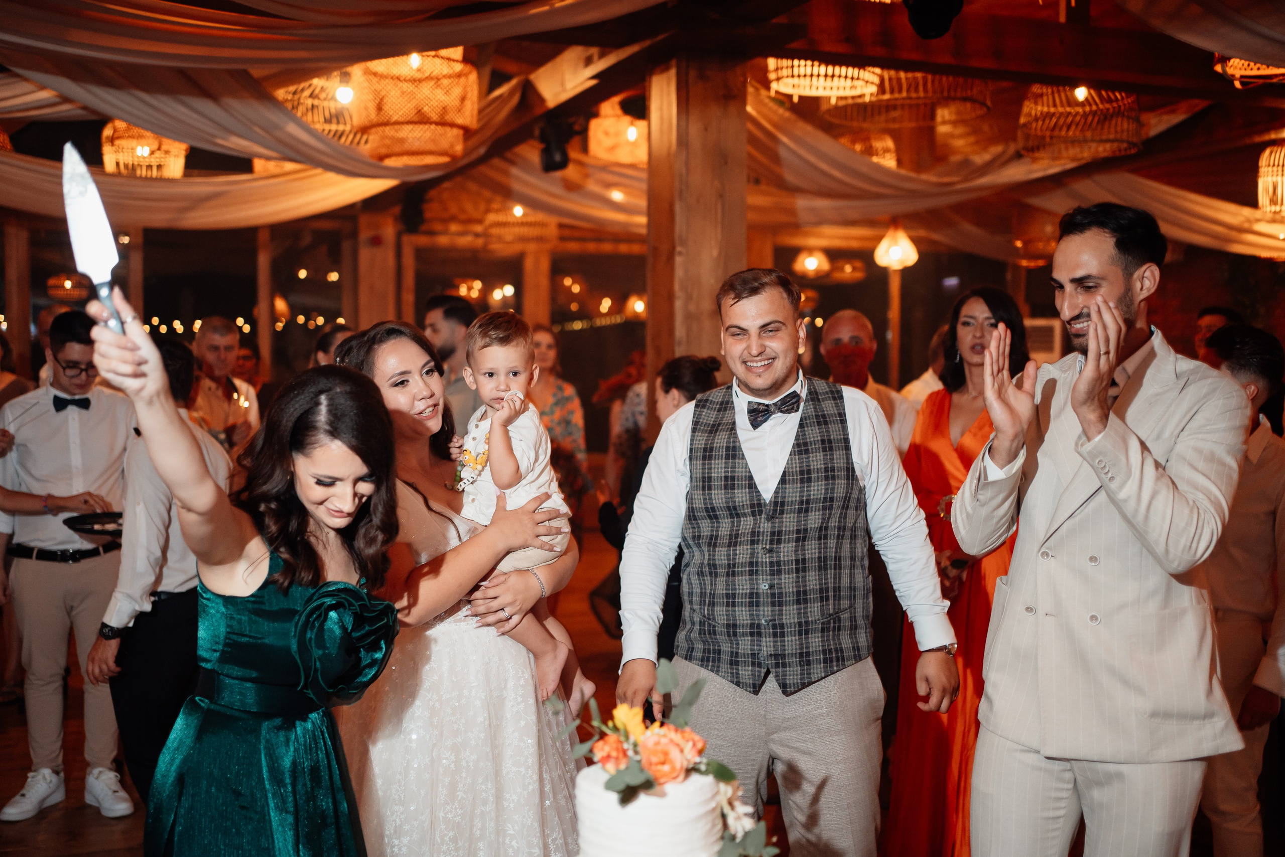 Moment emoționant între miri în ziua nunții, surprins într-un cadru natural și romantic, la Daimon Events. Fotografie de nuntă profesională, editată artistic pentru a evidenția emoția și eleganța evenimentului.