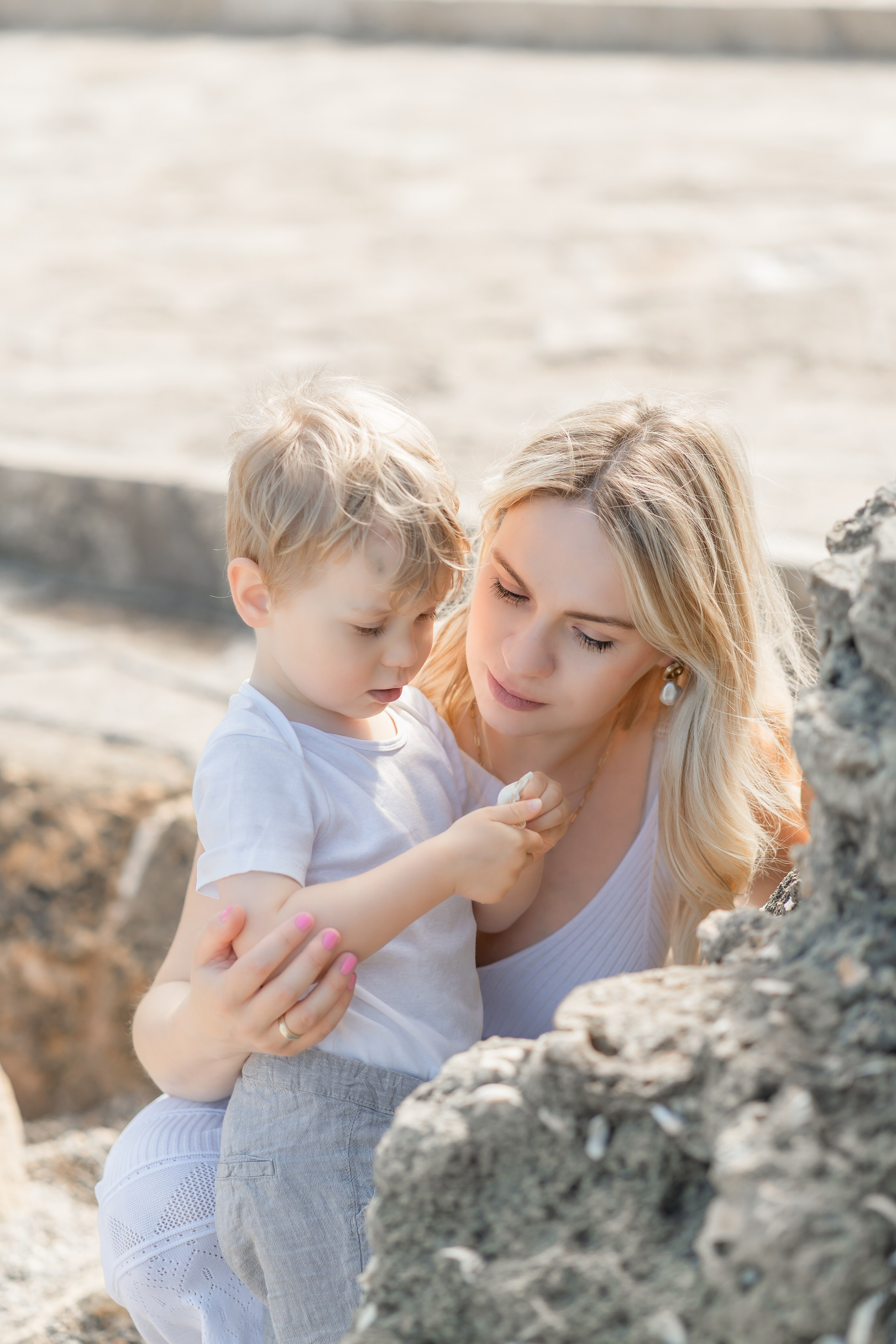 Babybauch-Shooting am Meer auf Mallorca mit Familie. Deine Fotografin auf Mallorca für Familien und Business