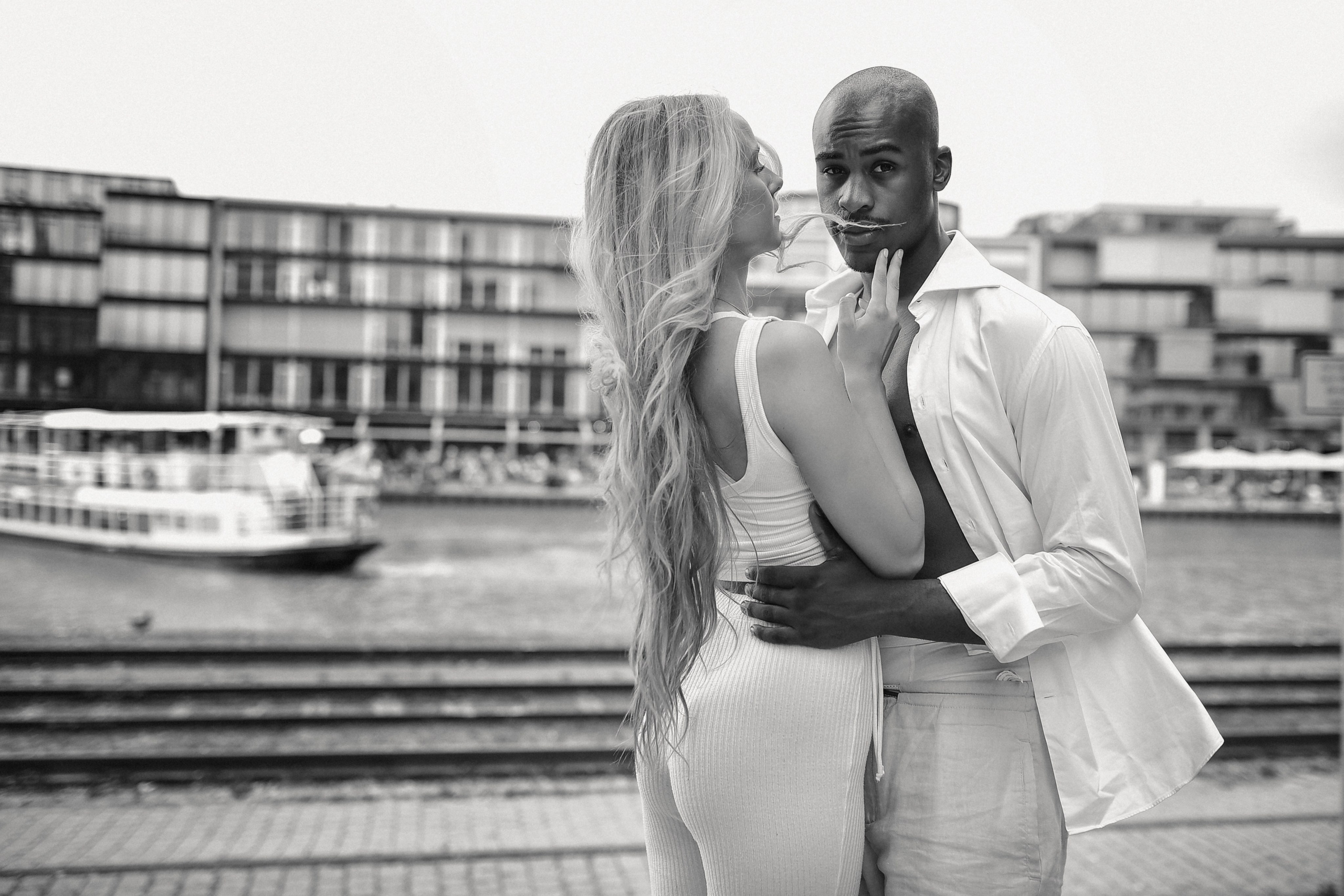 Love Story Münster Haven. Schwarz-weiß Fotografie in Münster. Fotografin Viktoria Roschen