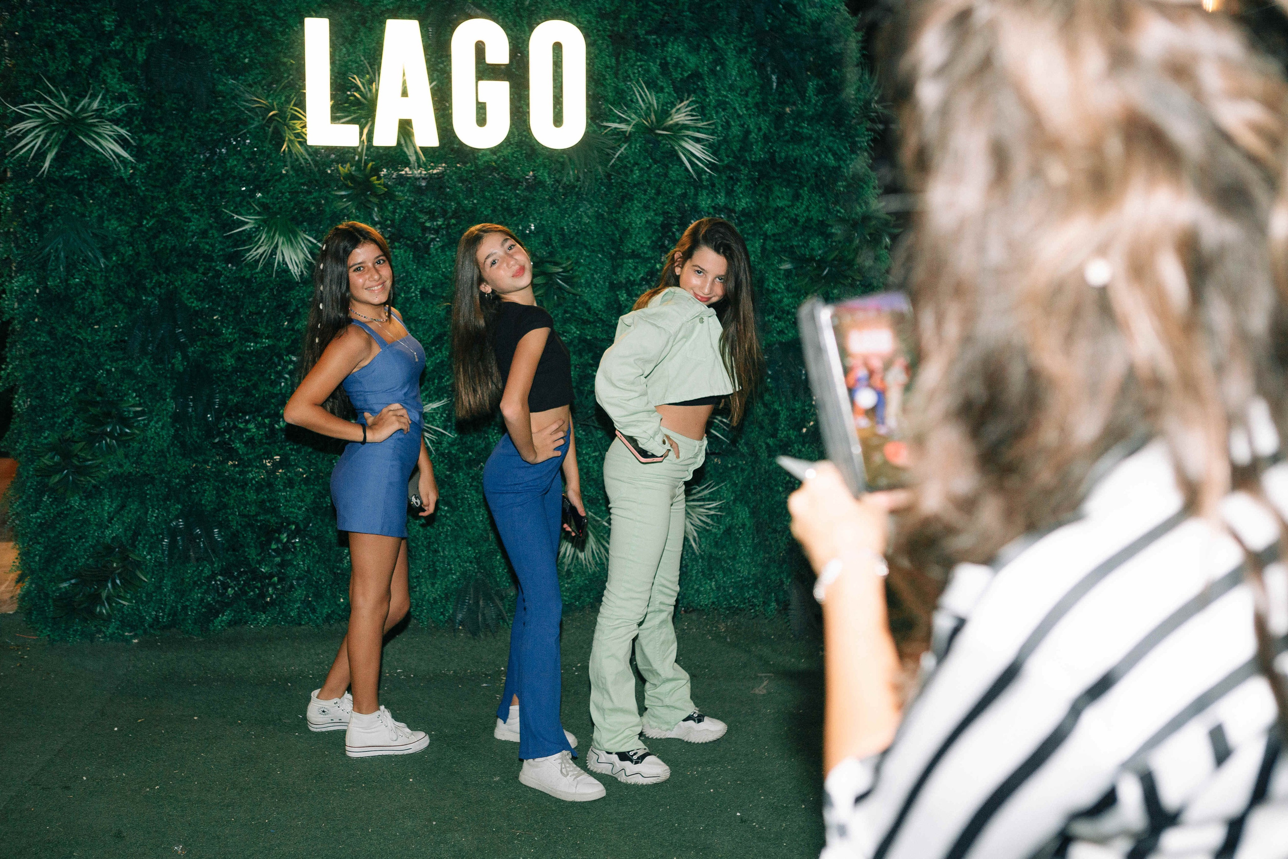 PARTY WITH FRIENDS. Https://shi-photo.com/