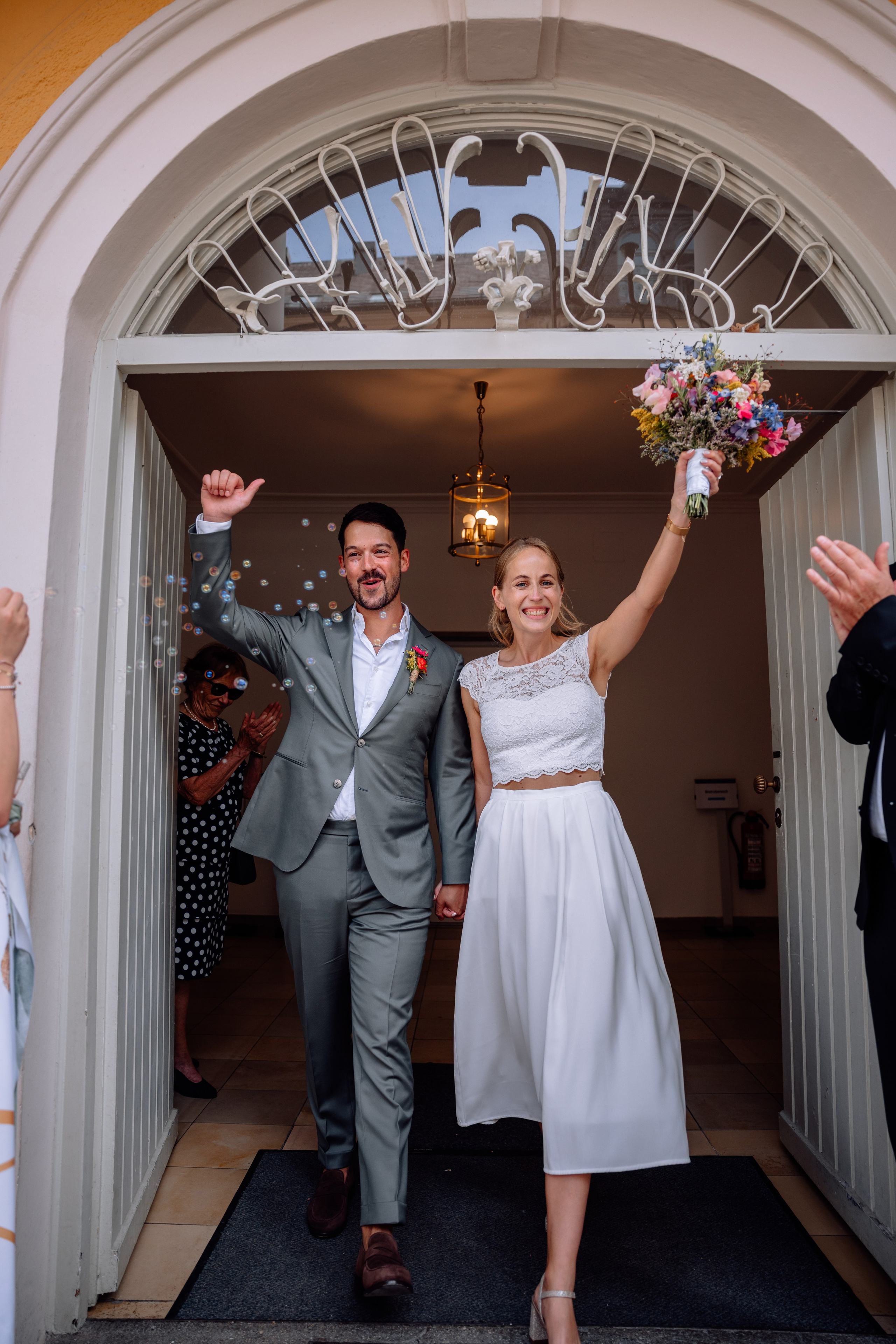 Sommerliche Hochzeitsfotos im Standesamt Mandlstraße & Schwabing. Hochzeitsfotograf München Taufe Familienfotograf Tanja Mauke