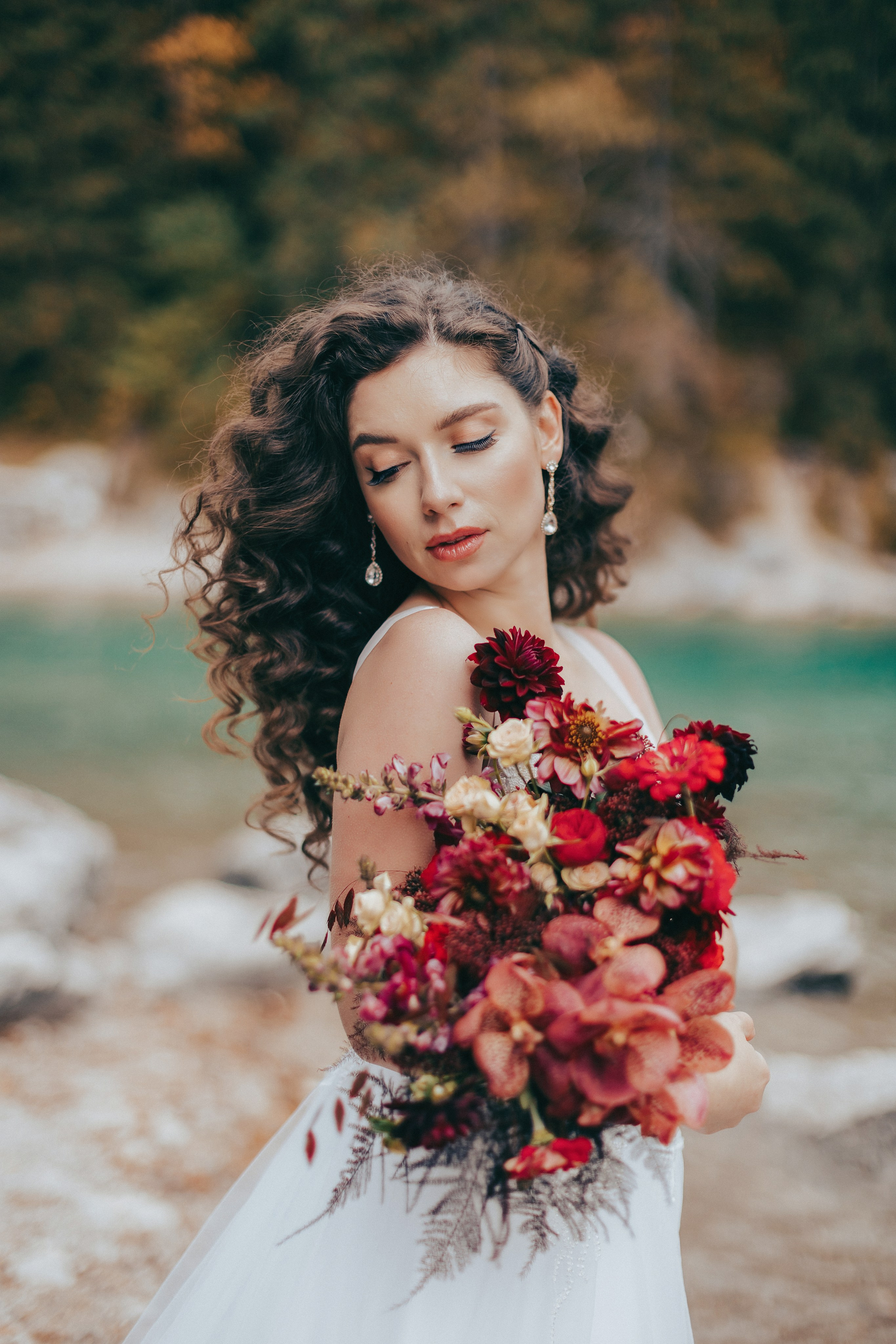 Hochzeit in Deutschland, Braut Make Up, Alpen, Hochzeit, Trauung in den Alpen, Hochzeit am Eibsee, Herbsthochzeit, Hochzeitsfotograf Niedersachsen, Münster, Rheine, Hannover, heiraten in Osnabrück, Brautkleid, Hochzeitstrends, Brautkleid, freie Trauung, roter Brautstrauß