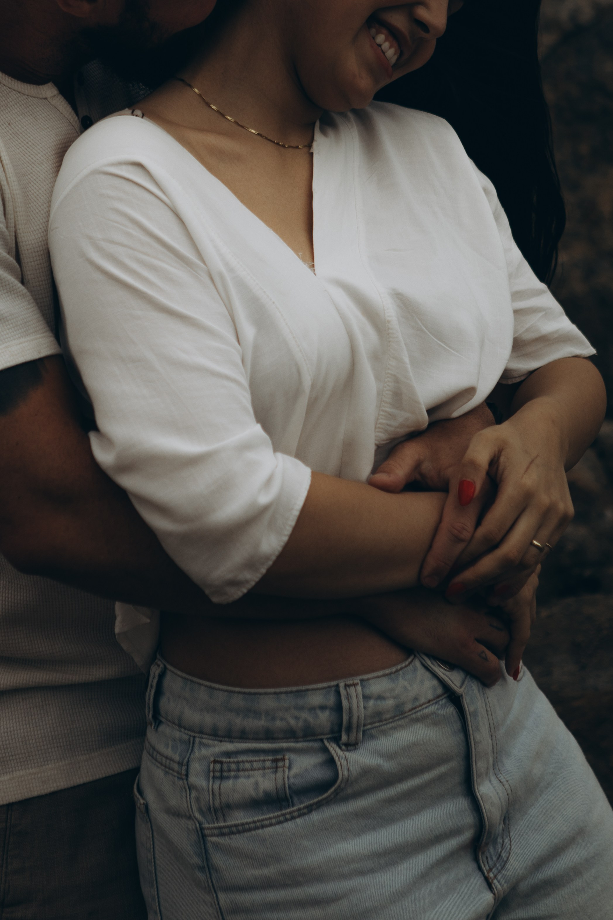 pais trocando carinho em ensaio externo com filhos em Sorocaba