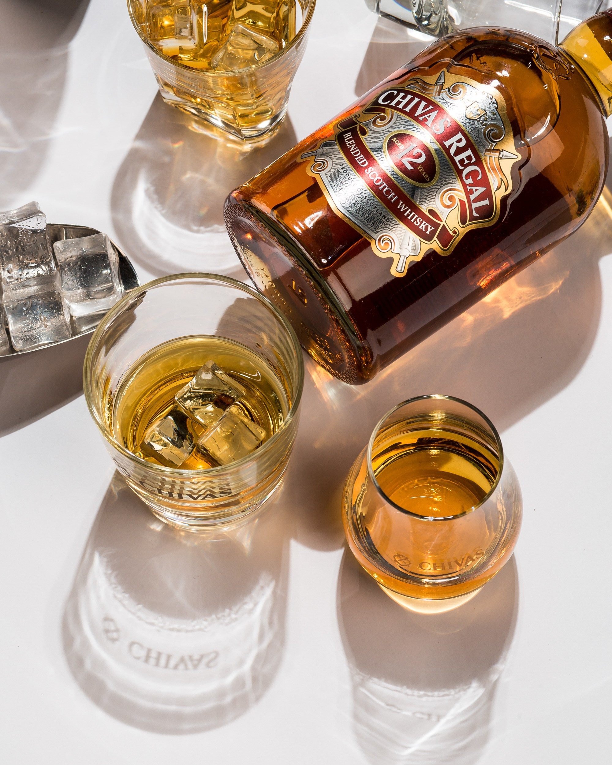 Chivas Regal 12 illik viski və şüşə qədəhlərdə işıq kölgə oyunu ilə vizual təqdimat.