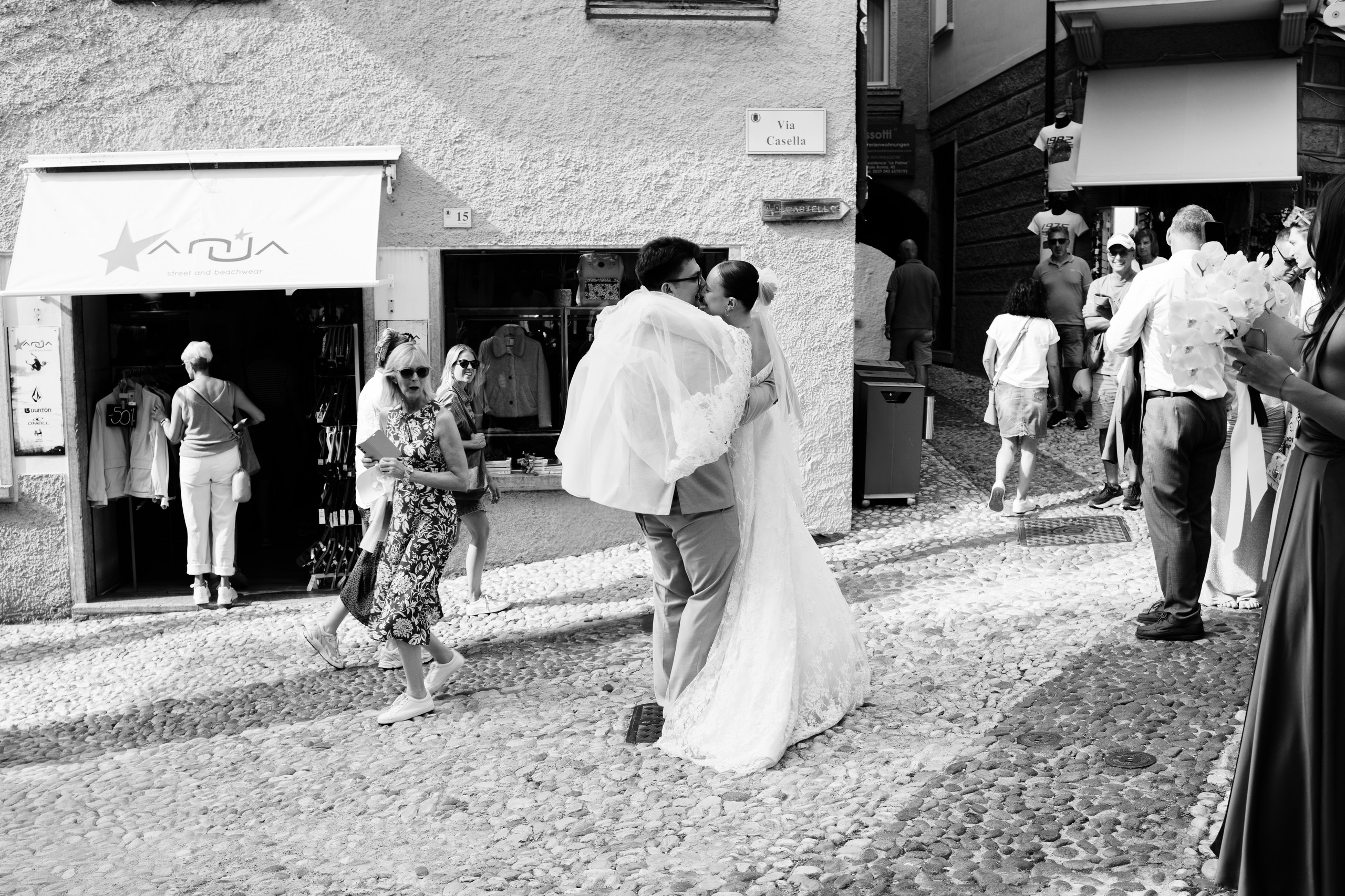 Emotional wedding moments at Lake Garda