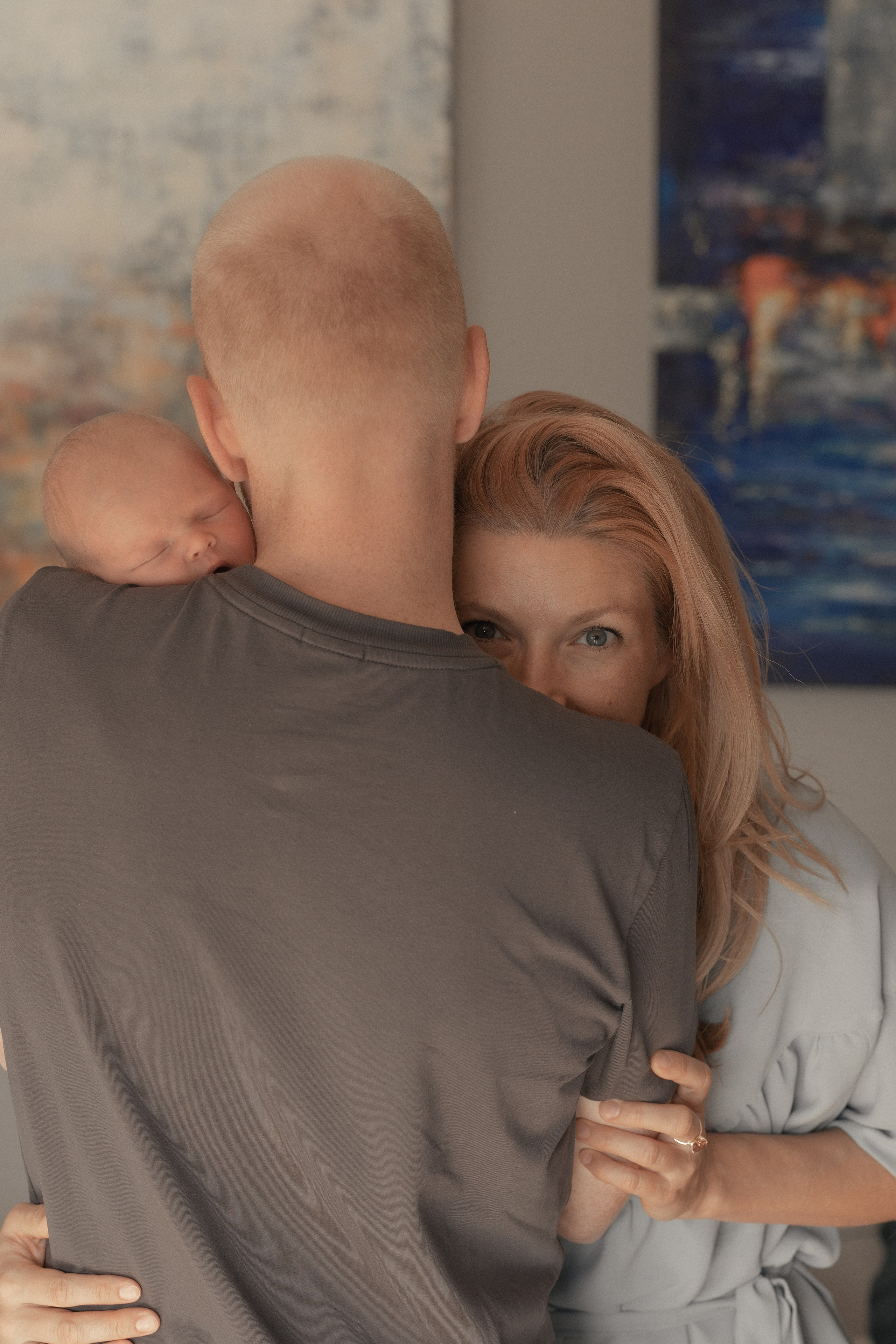 Eltern mit einem neugeborenen Baby - inniger Moment während eines Baby-Fotoshootings in Salzburg.