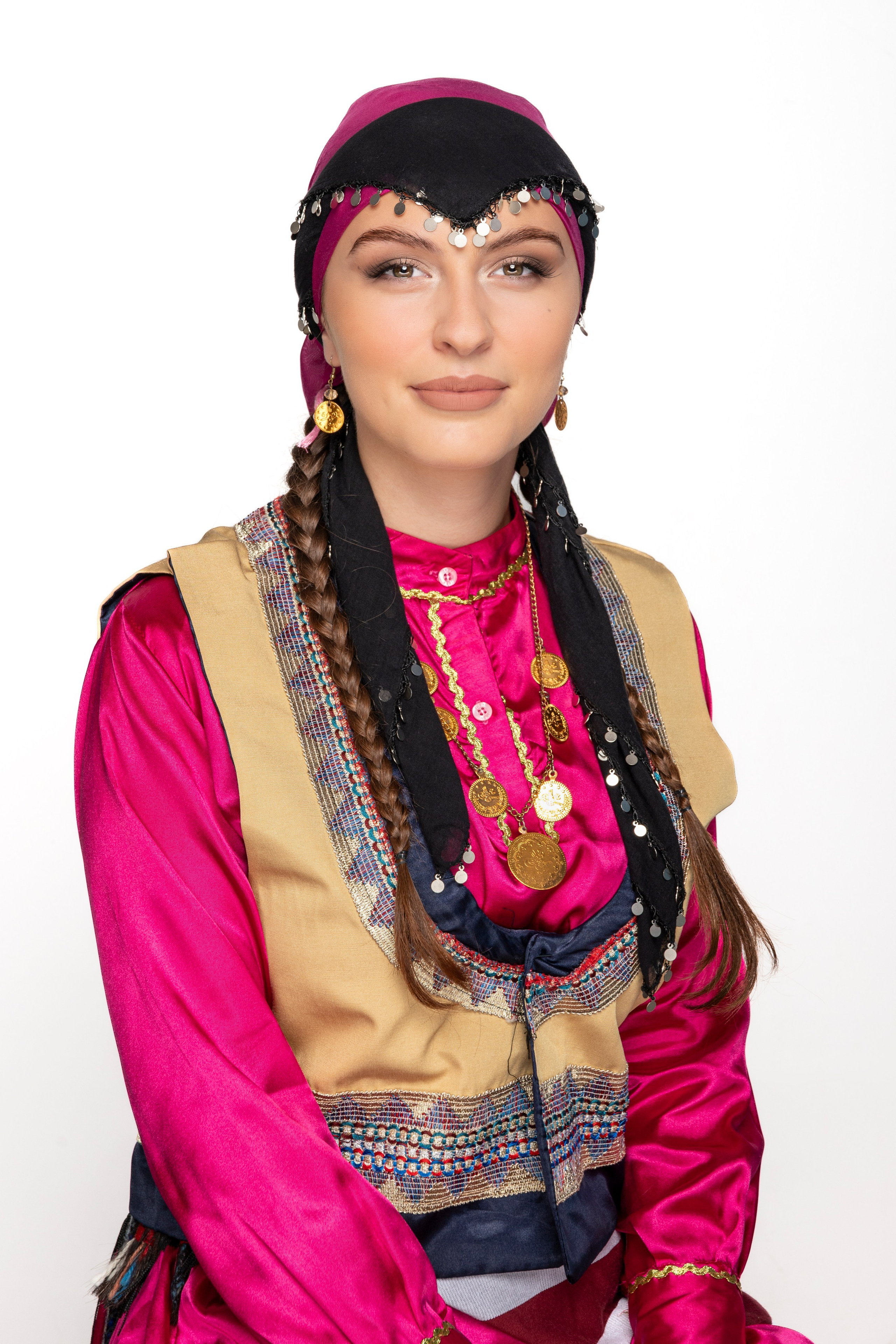 Umjetnička fotografija kulturne baštine – detalj starog kamena i teksture zidaArhitektura stare čaršije – tradicionalni motivi u modernom okviruUmjetnički prikaz spomenika – svjetlo, sjenka i simbolika prostoraFotografija kulturnog objekta – spoj historije i savremene estetikeCrno-bijeli prikaz baštine – kontrast i struktura arhitektonskih elemenataArt fotografija – interpretacija naslijeđa kroz kreativno svjetlo i kompozicijuUmjetnička fotografija arhitekture – spoj baštine i savremenog izrazaHeritage photography by Namir Čomaga – vizualna priča o kulturi i tradiciji