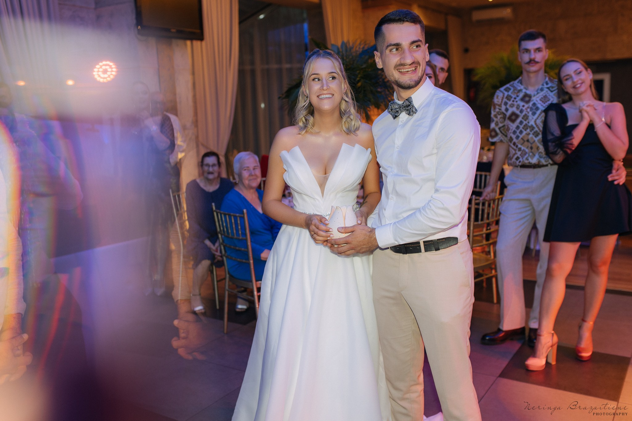 Vestuvinė fotosesija Kaune, Vienybės aikštėje, prie Lietuvos banko