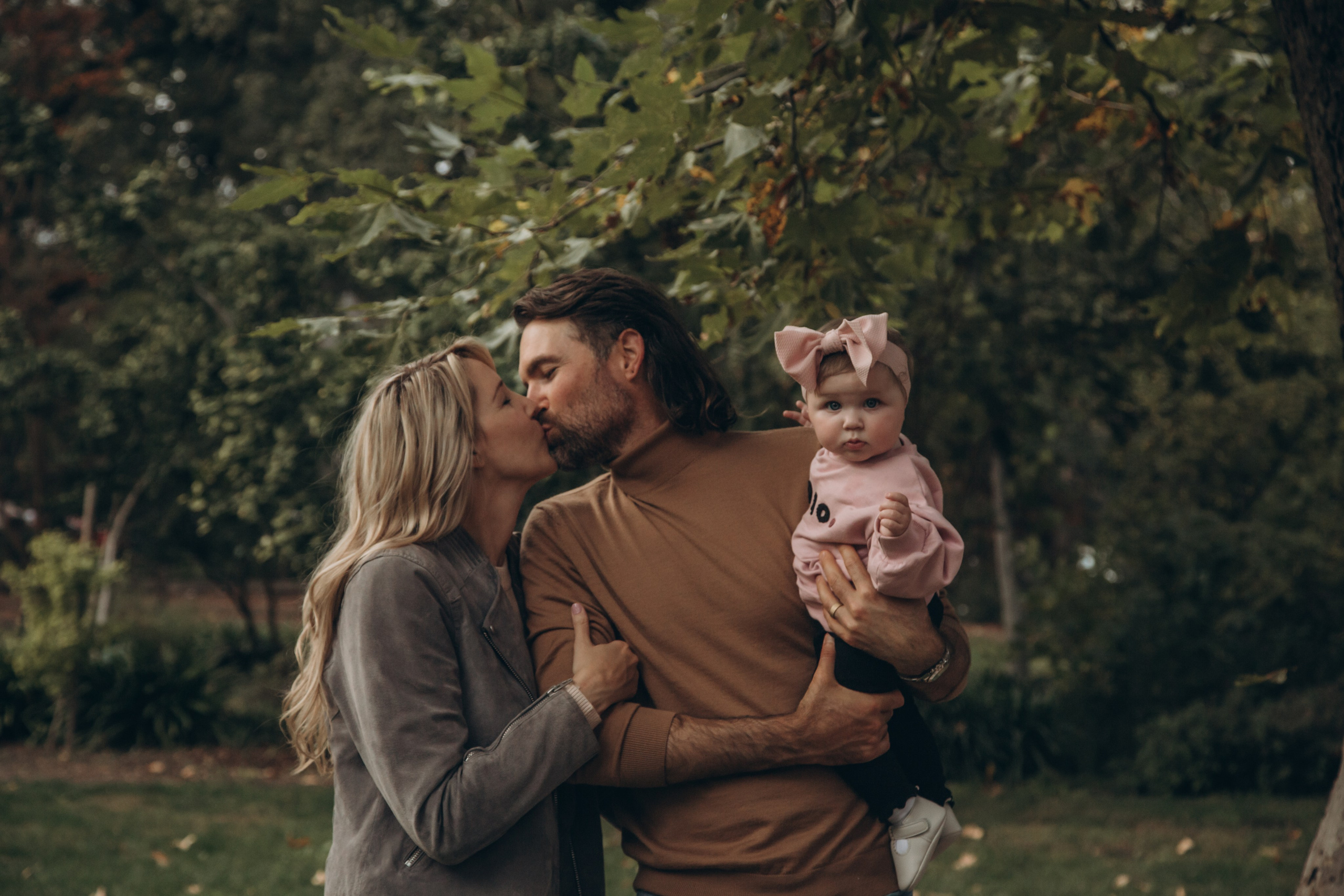 Family in nature. Family and children’s lifestyle photographer Elena Tumanova