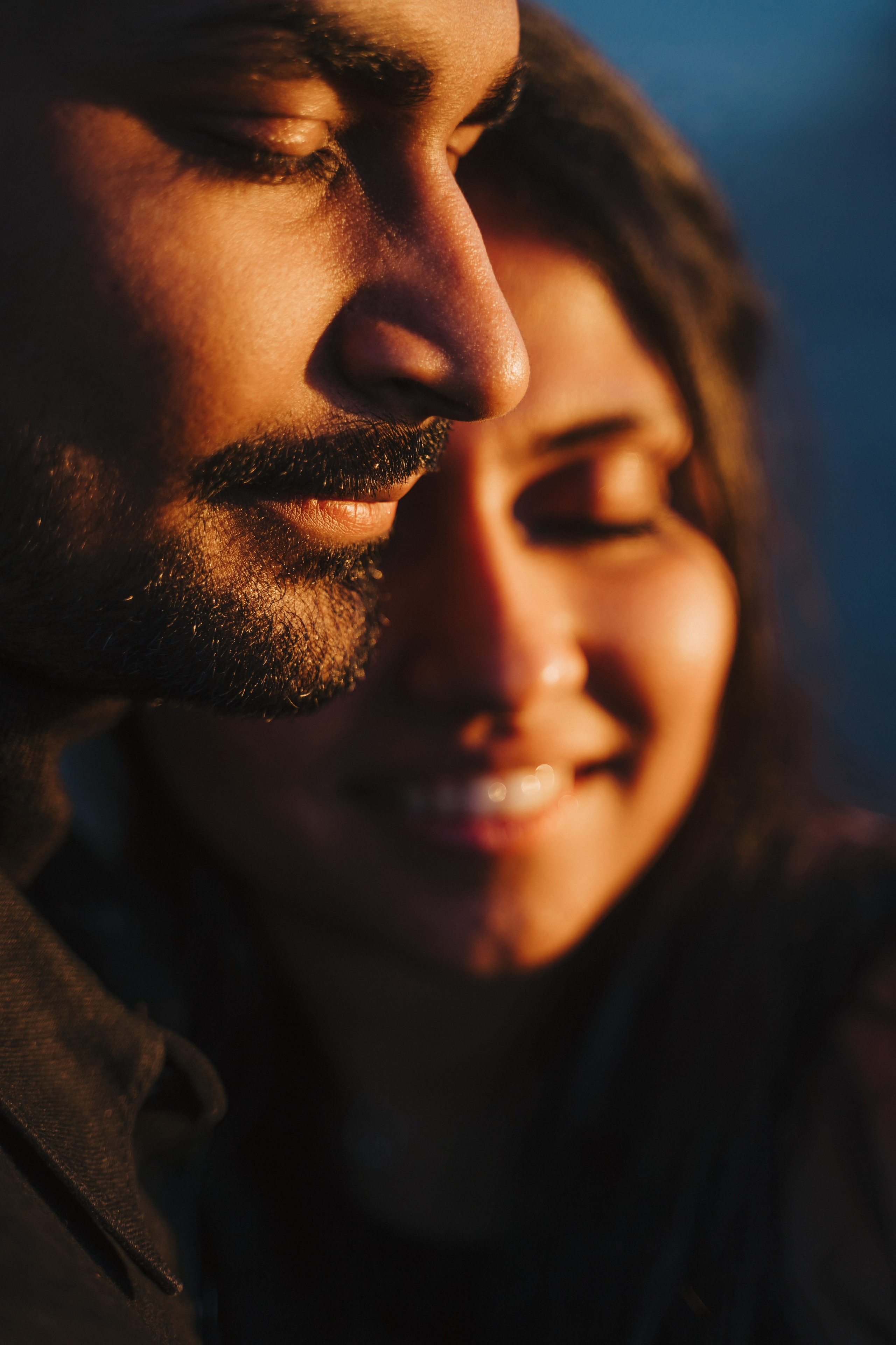 Proposal.  Overlooking the golden San Franisco Bridge sunset with a couple. Photographer Video. 