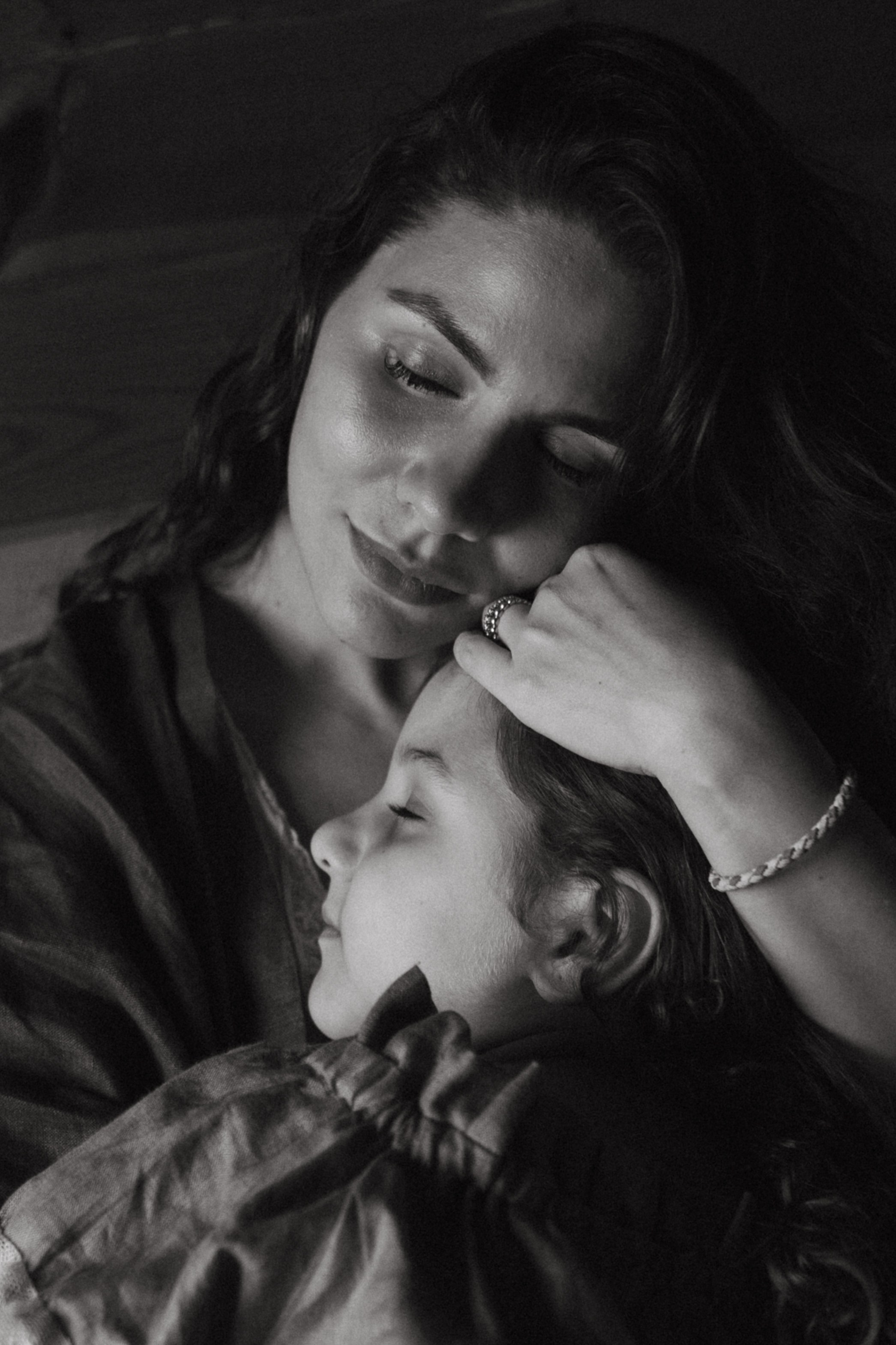 Amnah with daughters. Family photographer in Saudi Arabia