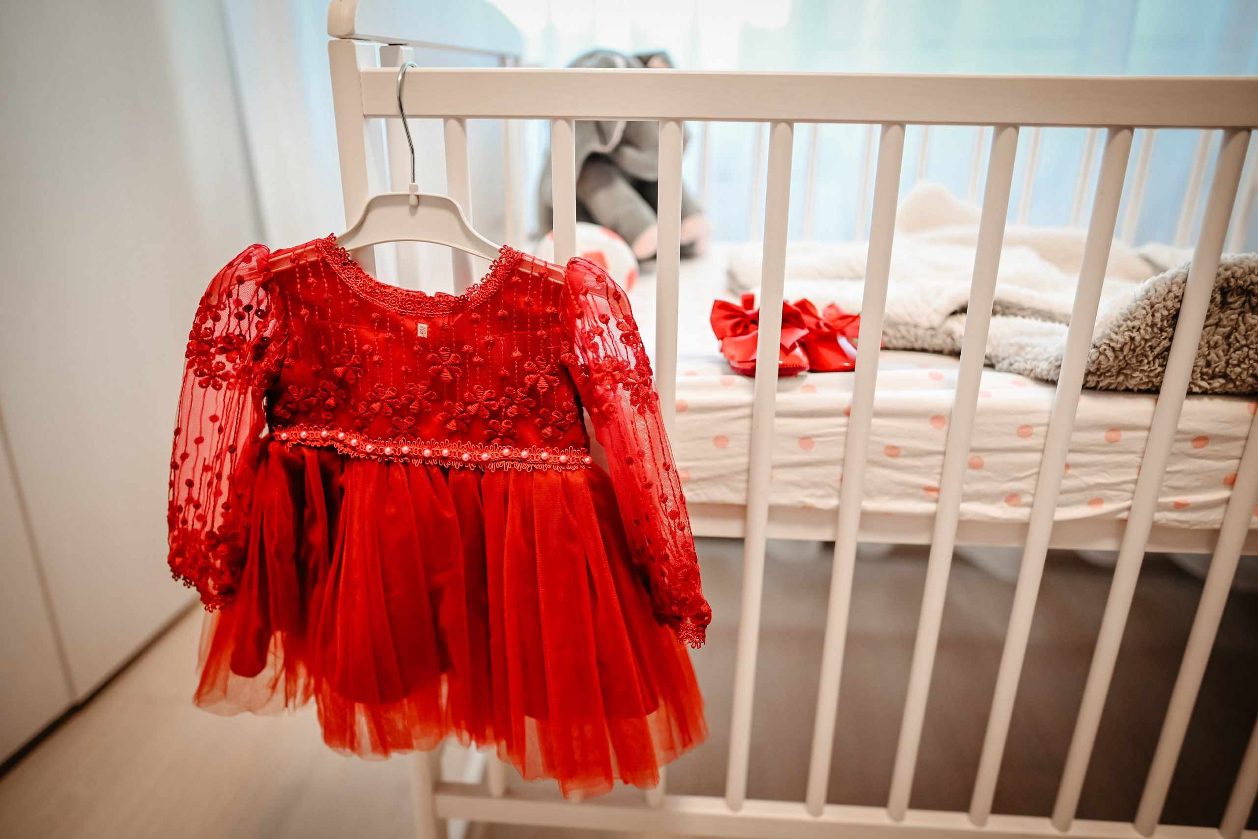 Bebeluș îmbrăcat pentru botez – moment imortalizat de Ana Maria Drăgan