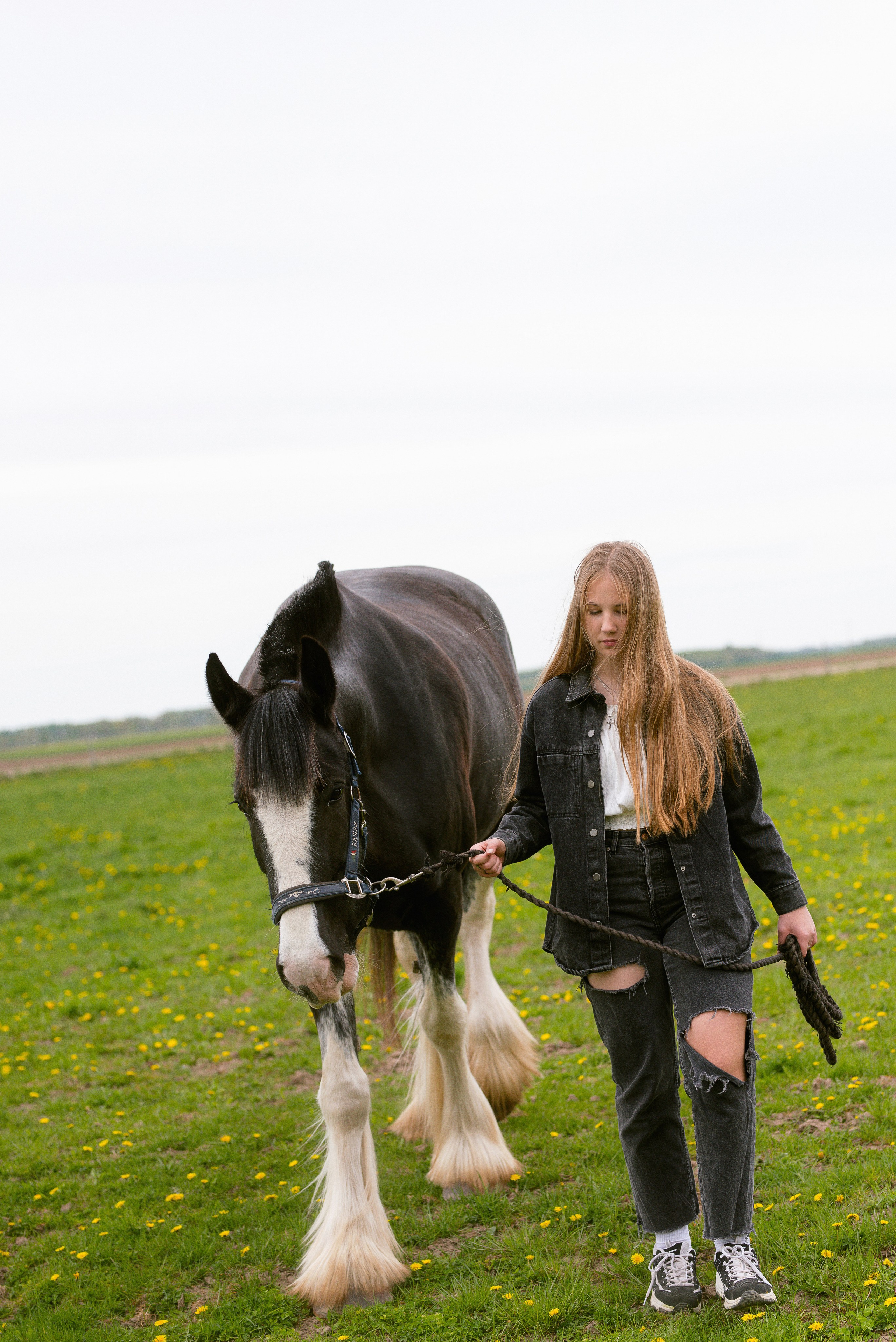 Emilijos gimtadienio fotosesija žirgyne. Vestuvių, šeimos švenčių, renginių fotografė