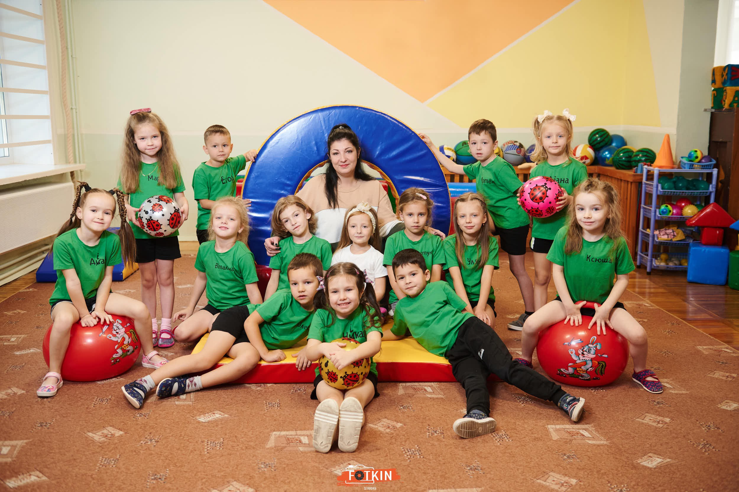 Випускний альбом в дитячому садку на замовлення Київ. Випускні альбоми фотокниги Київ та Дніпро