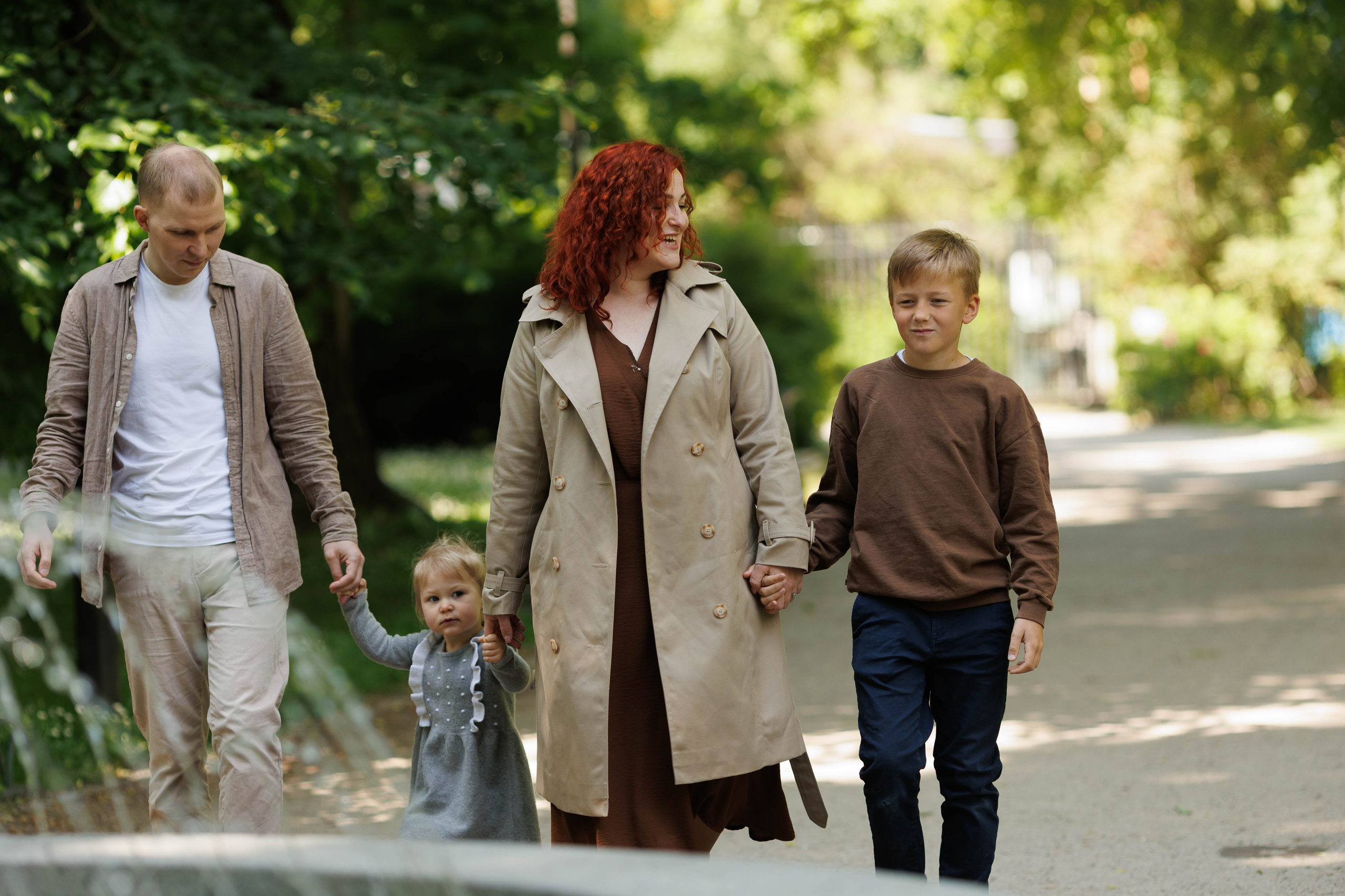 Family walking in the park. Family photographer in Vilnuis Svetlana Naumova