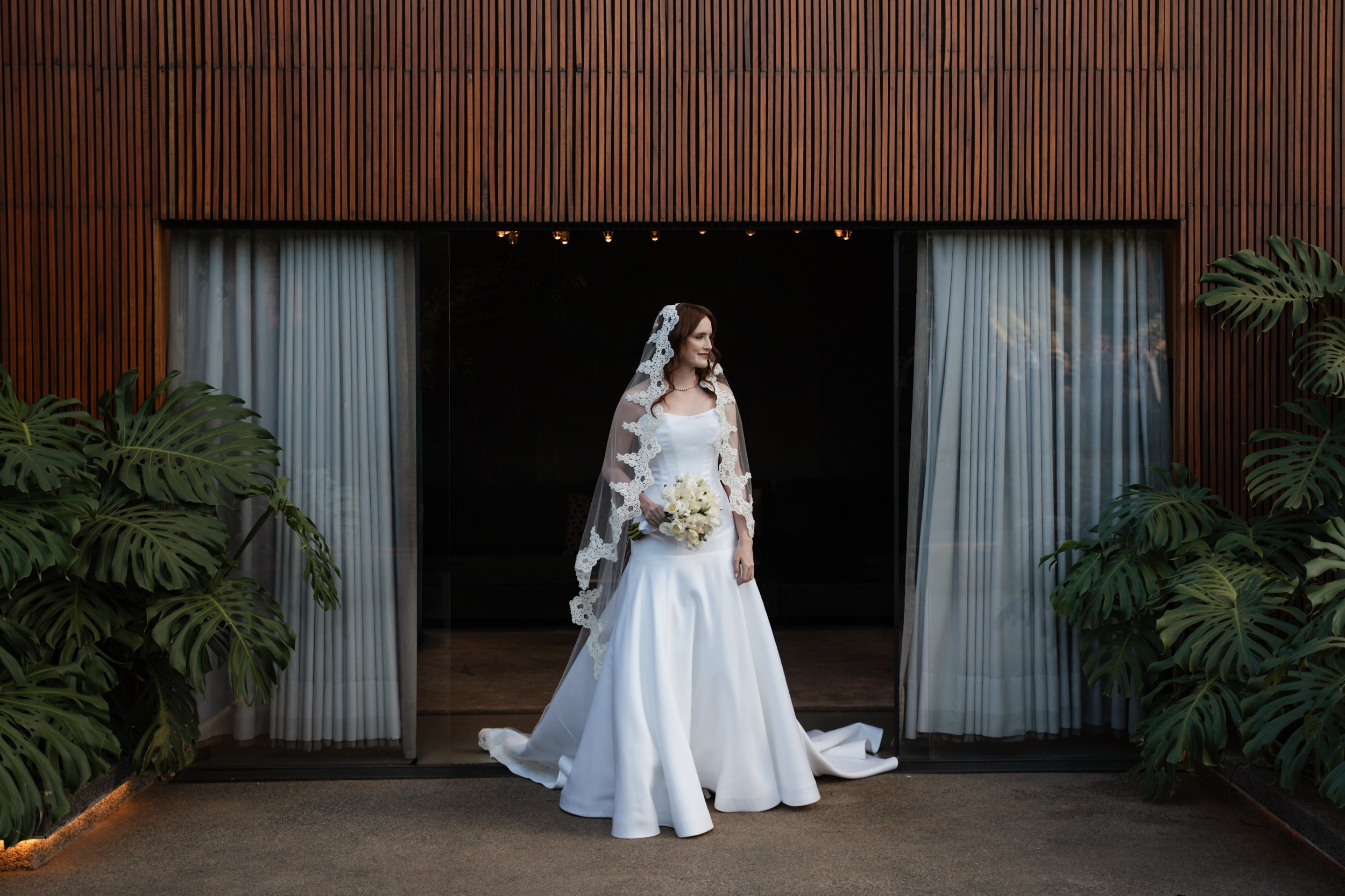 Durante o casamento de Ana e Igor em Belo Horizonte, no LIAC Pampulha, Edu e Josi registraram uma narrativa visual autêntica, destacando emoções reais, detalhes da cerimônia e a essência do amor do casal.
