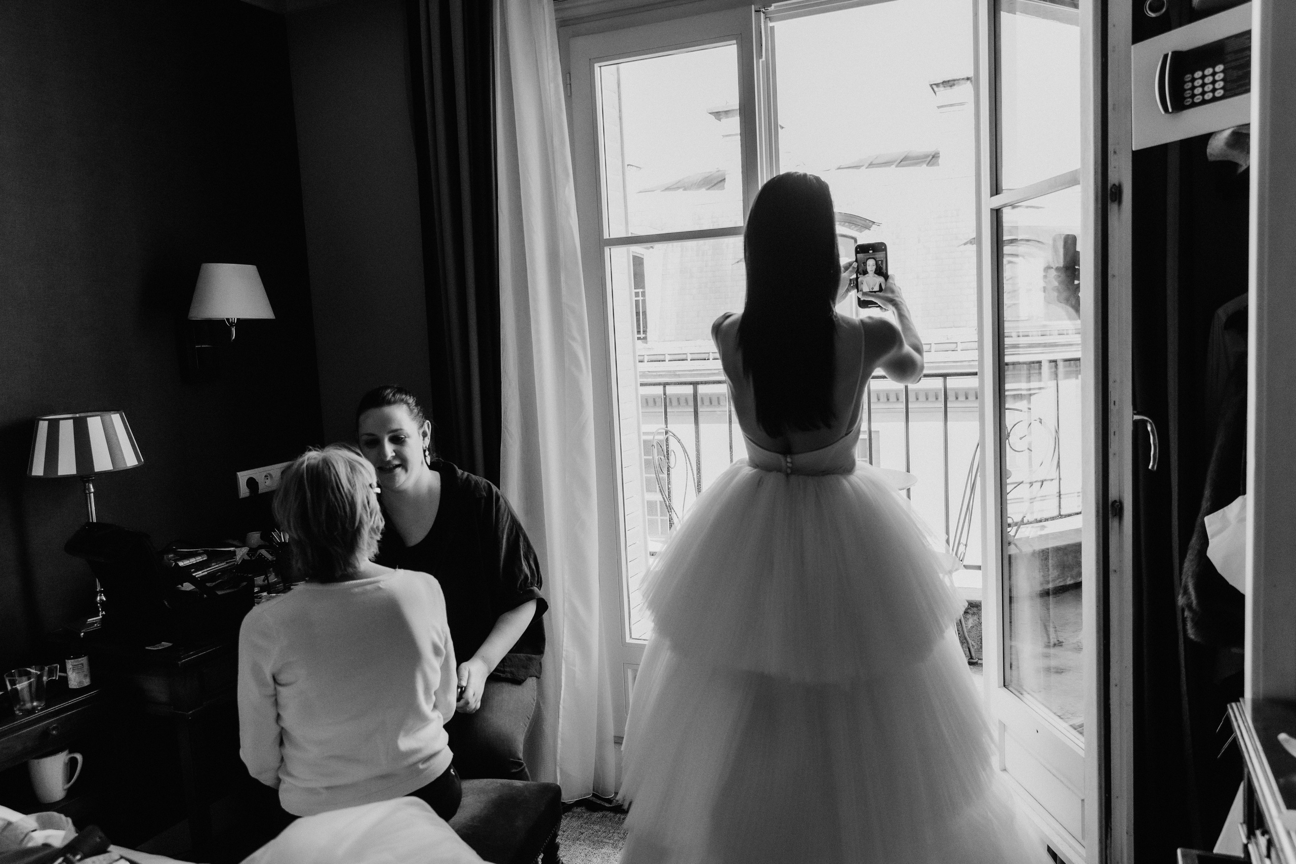 Suzi & Alex | Paris Wedding with a Vintage Car. Paris Wedding Photographer