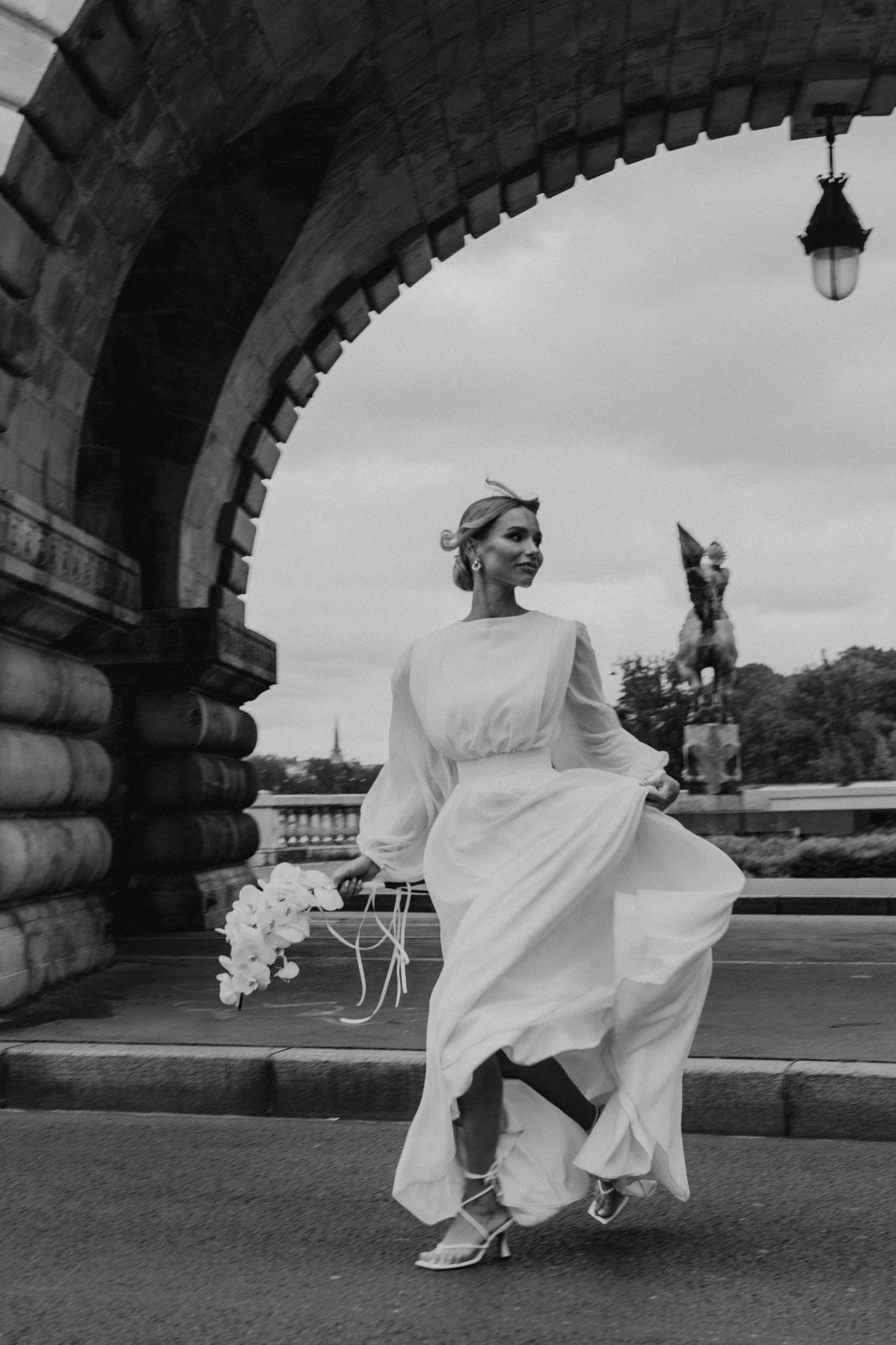 Elopement à Paris près de la Tour Eiffel — une histoire en noir et blanc. Photographe de mariage à Paris