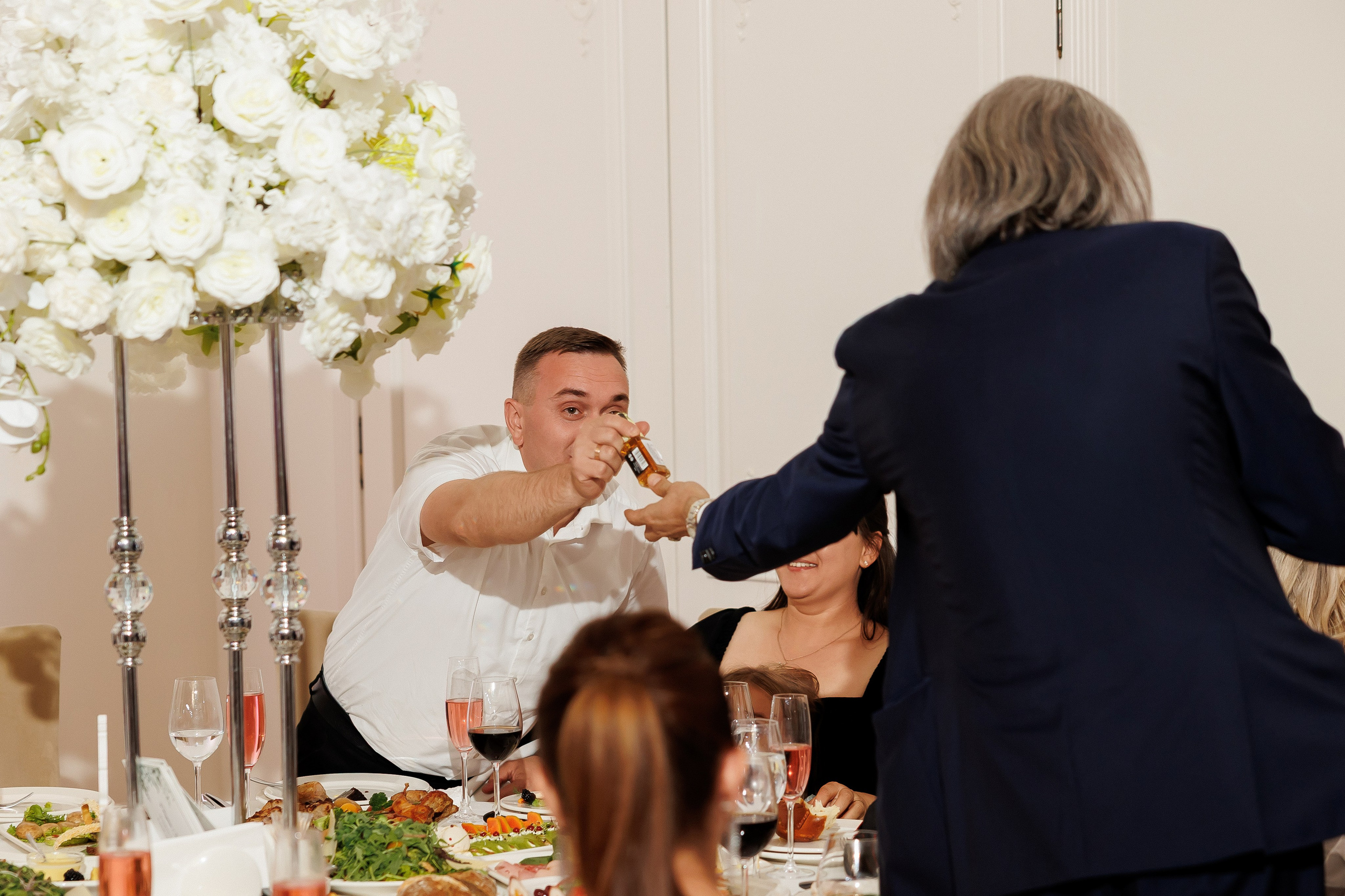 Eugen & Livia — Grand Elysee — Wedding Day. Servicii Foto și Video 067188353