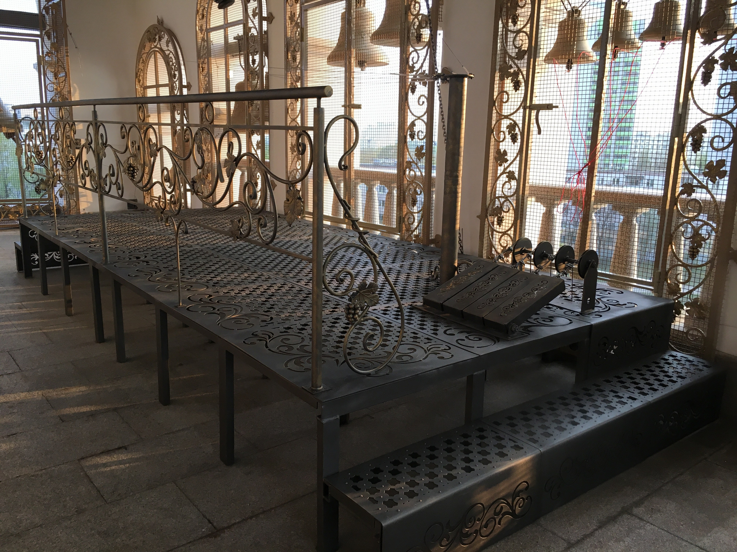 Подиум для звонаря с комплектом роликов и педалей колокольни Храма-памятника в честь Всех Святых и в память о жертвах, спасению Отечества нашего послуживших в городе Минске Минской Епархии Белорусской Православной Церкви. 2019 г. Сталь, художественная ковка, лазерная резка, сварка