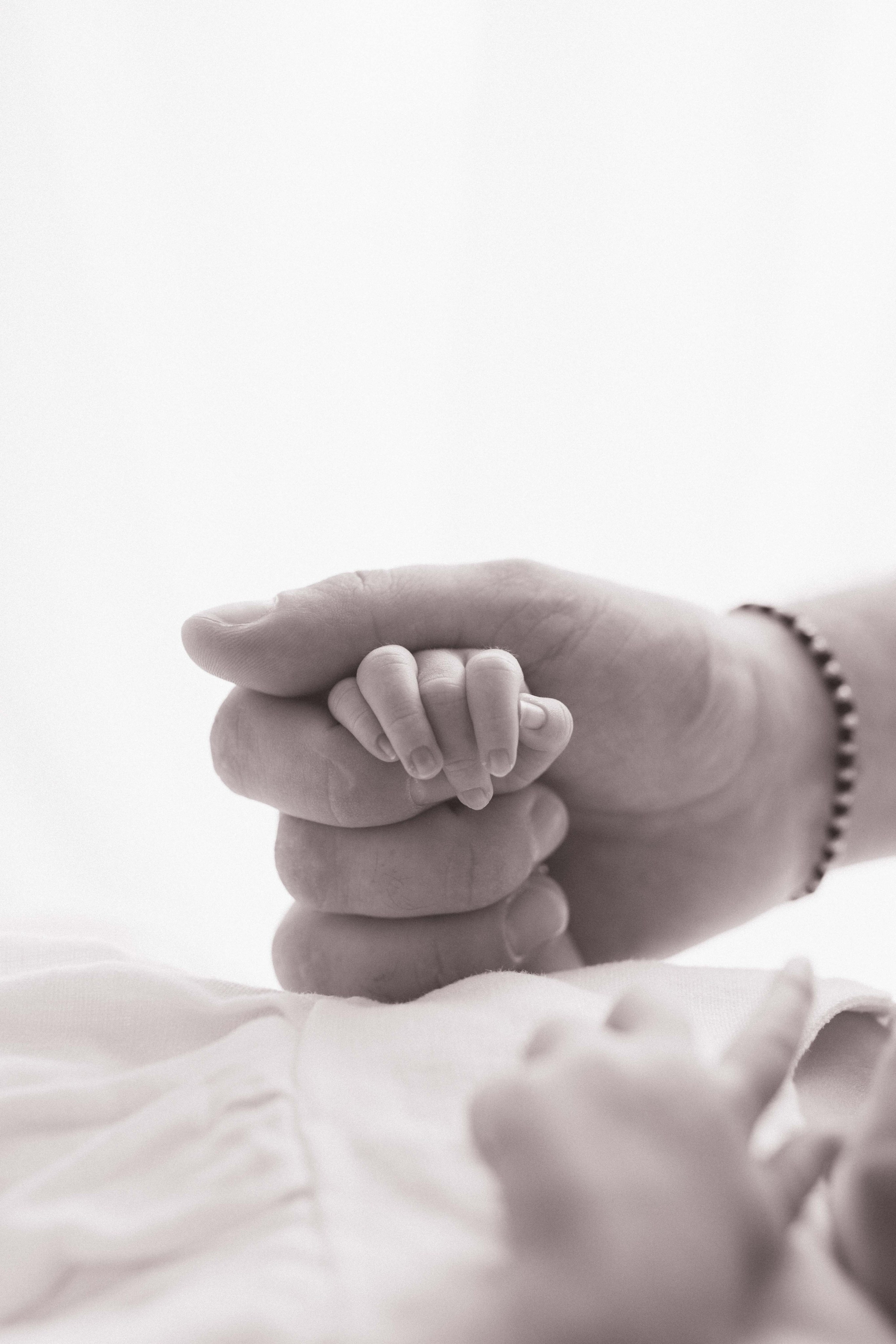 Inspira sesiune foto nou-nascut. Madalina Beda- Artist vizual, fotograf, doula la nastere, consultant babywearing Brasov si in toata tara
