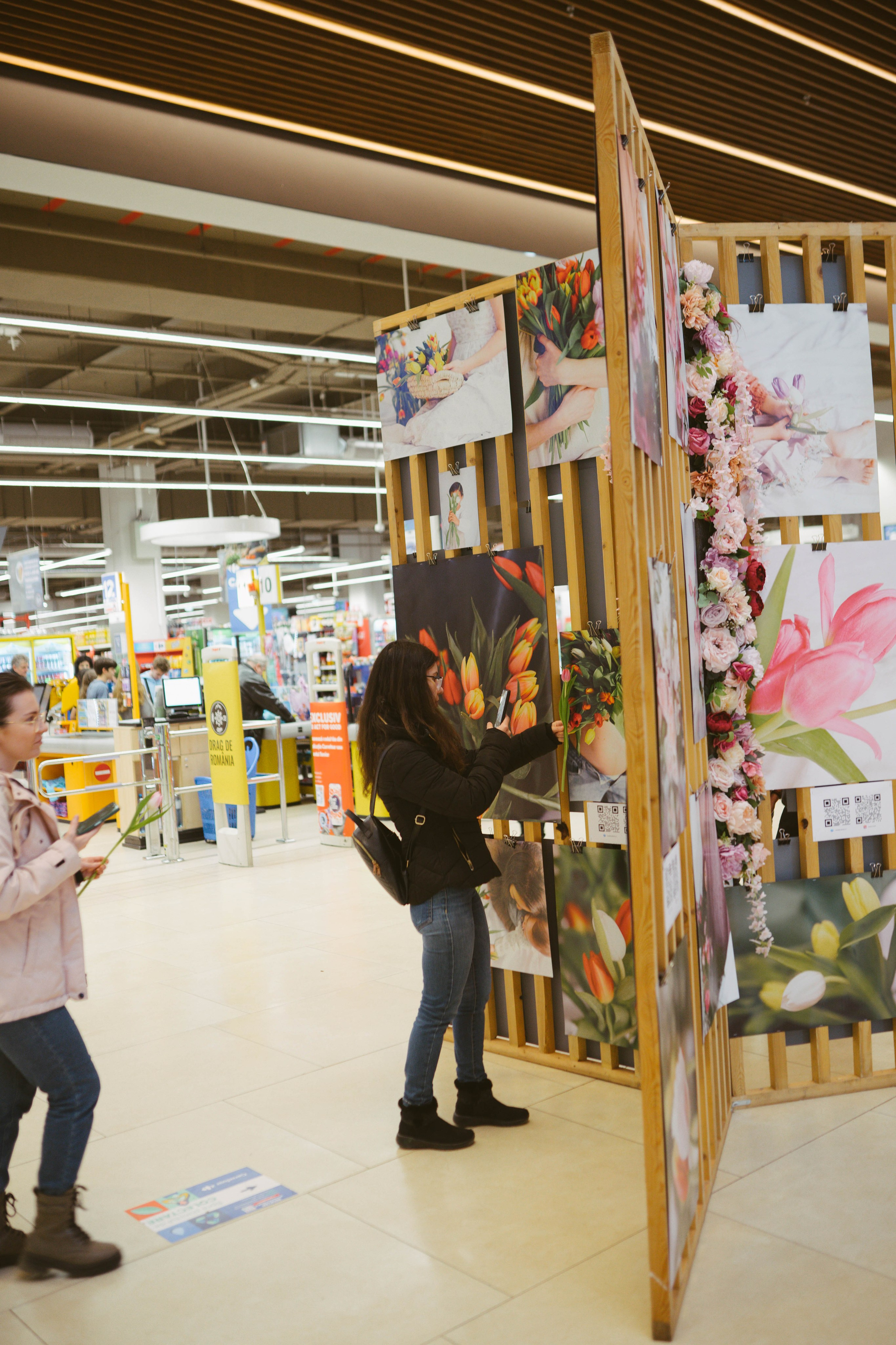 Expozitie Fotografie AFI BRASOVA fi Primăvară: Manifest Vizual despre Viață | Mădălina Beda. Madalina Beda- Artist vizual, fotograf, doula la nastere, consultant babywearing Brasov si in toata tara